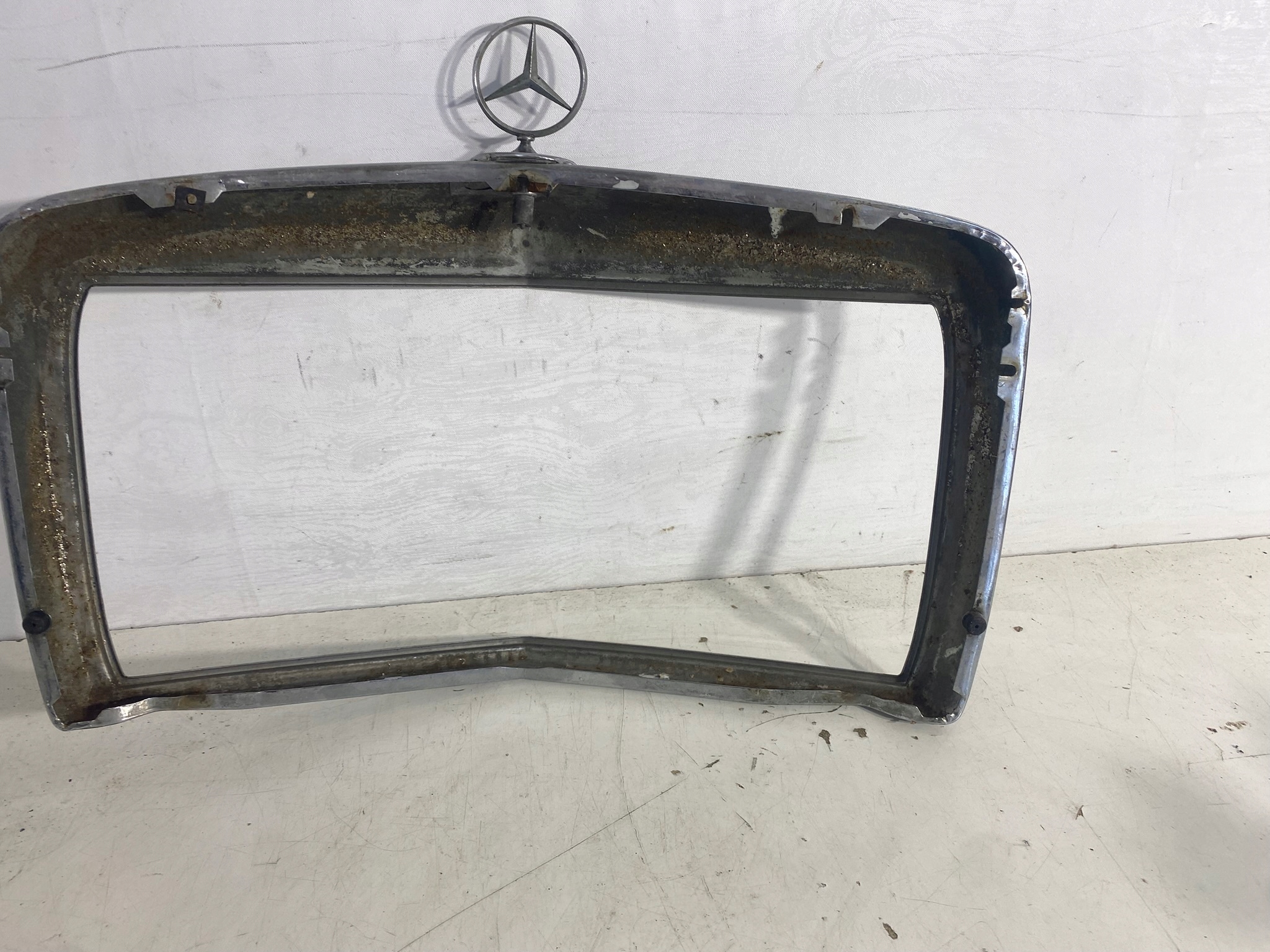 рамка решетка радиатора MERCEDES W123 европа