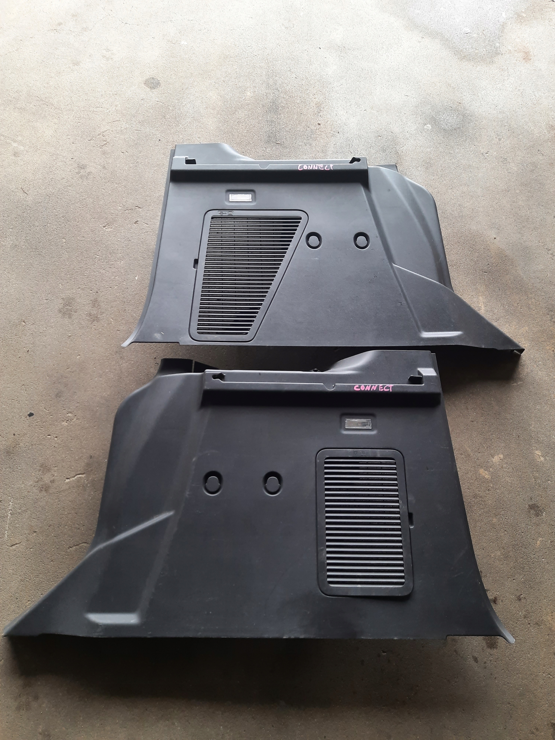 BOCZEK BAGAŻNIKA FORD TRANSIT TOURNEO CONNECT MK2