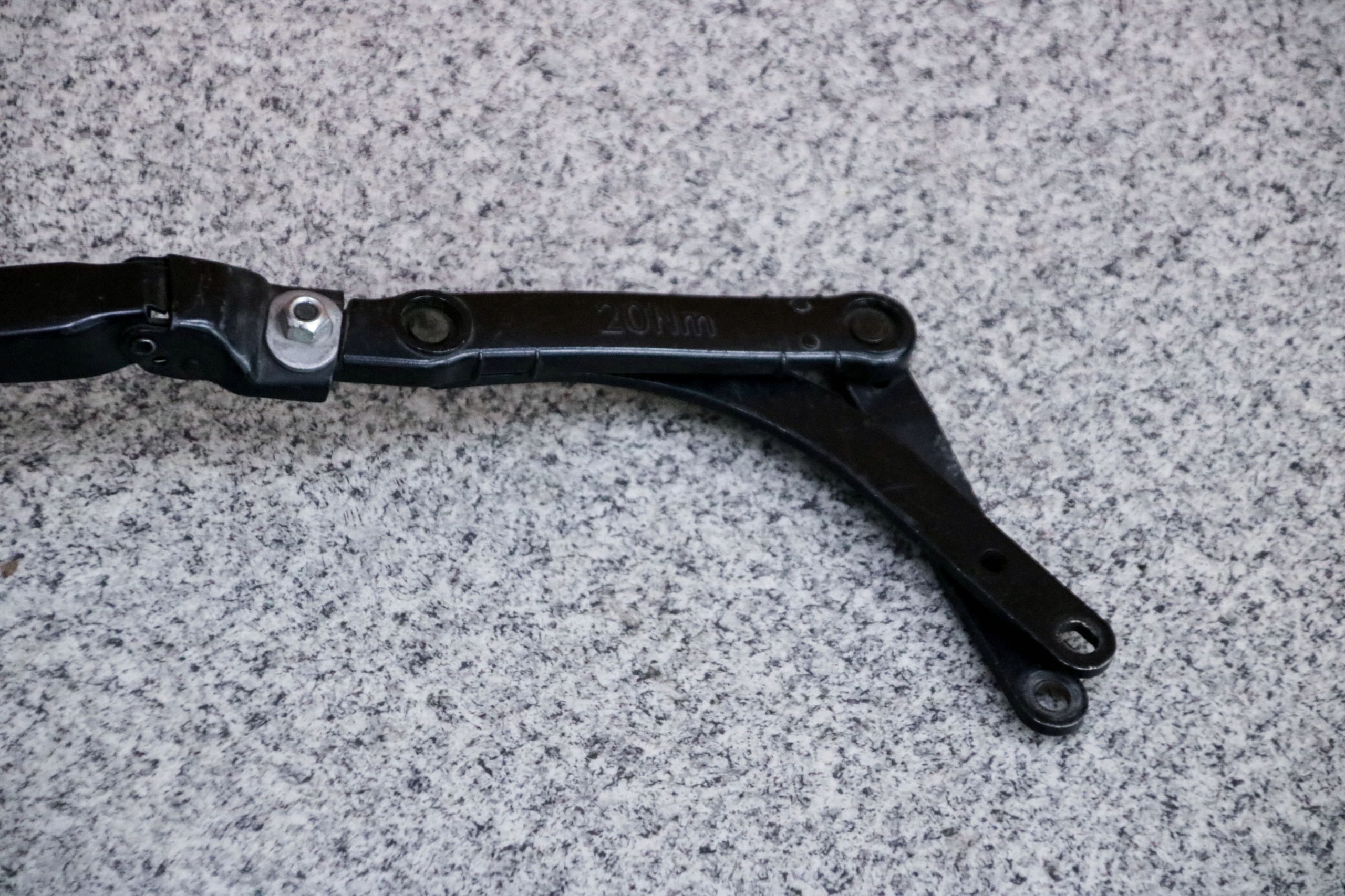 BMW E60 E61 ramínko stěrače pravý předek 7144540
