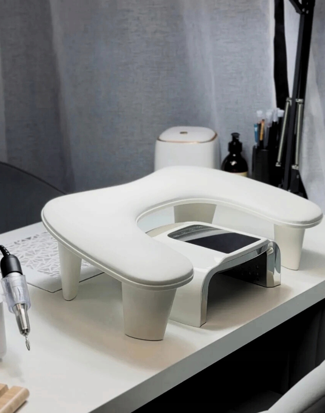 Podłokietnik do manicure RegMag PB-02 w kształcie litery U, biały