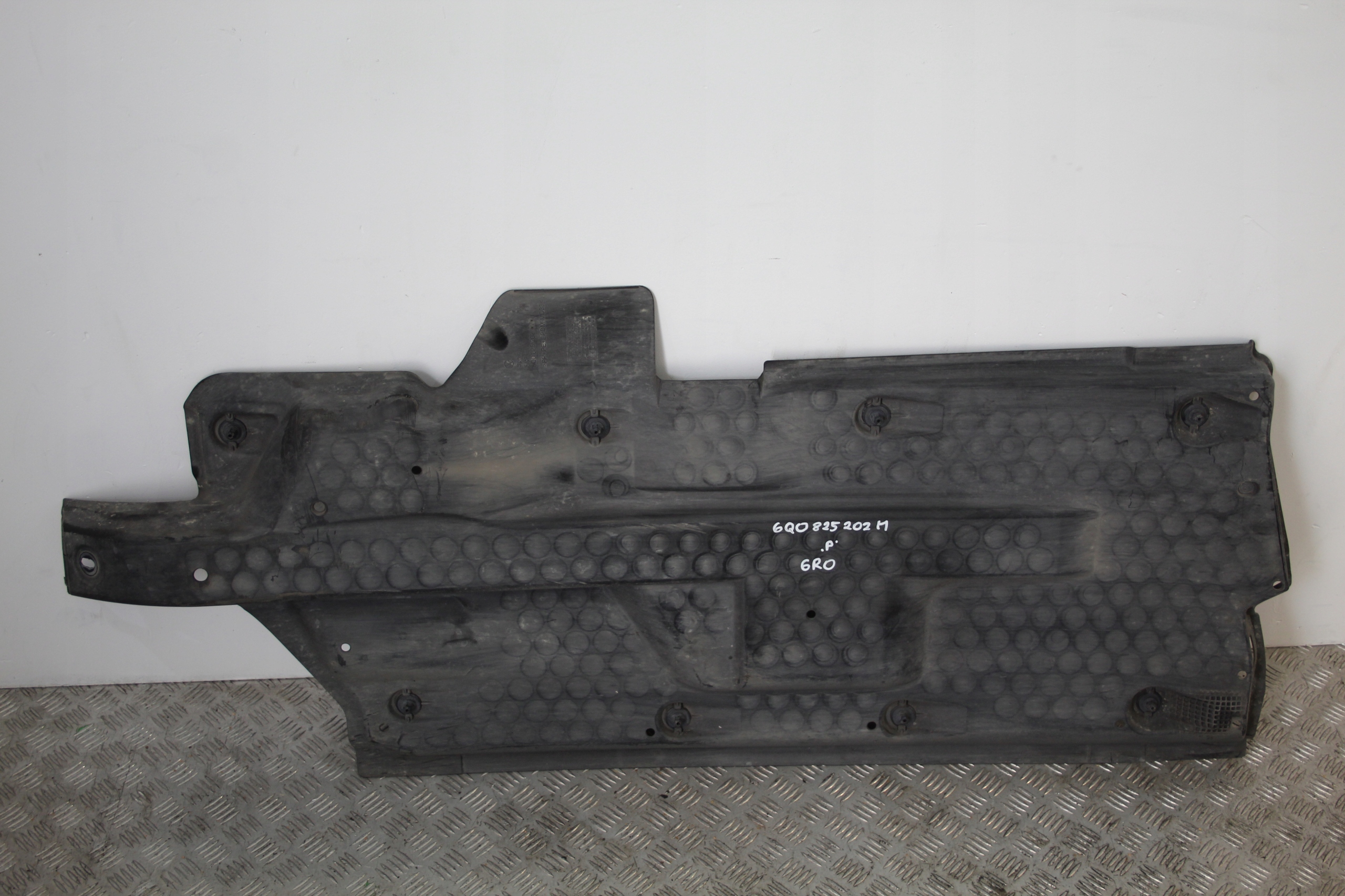 cover chassis right VW POLO V 6R0 6Q0825202M