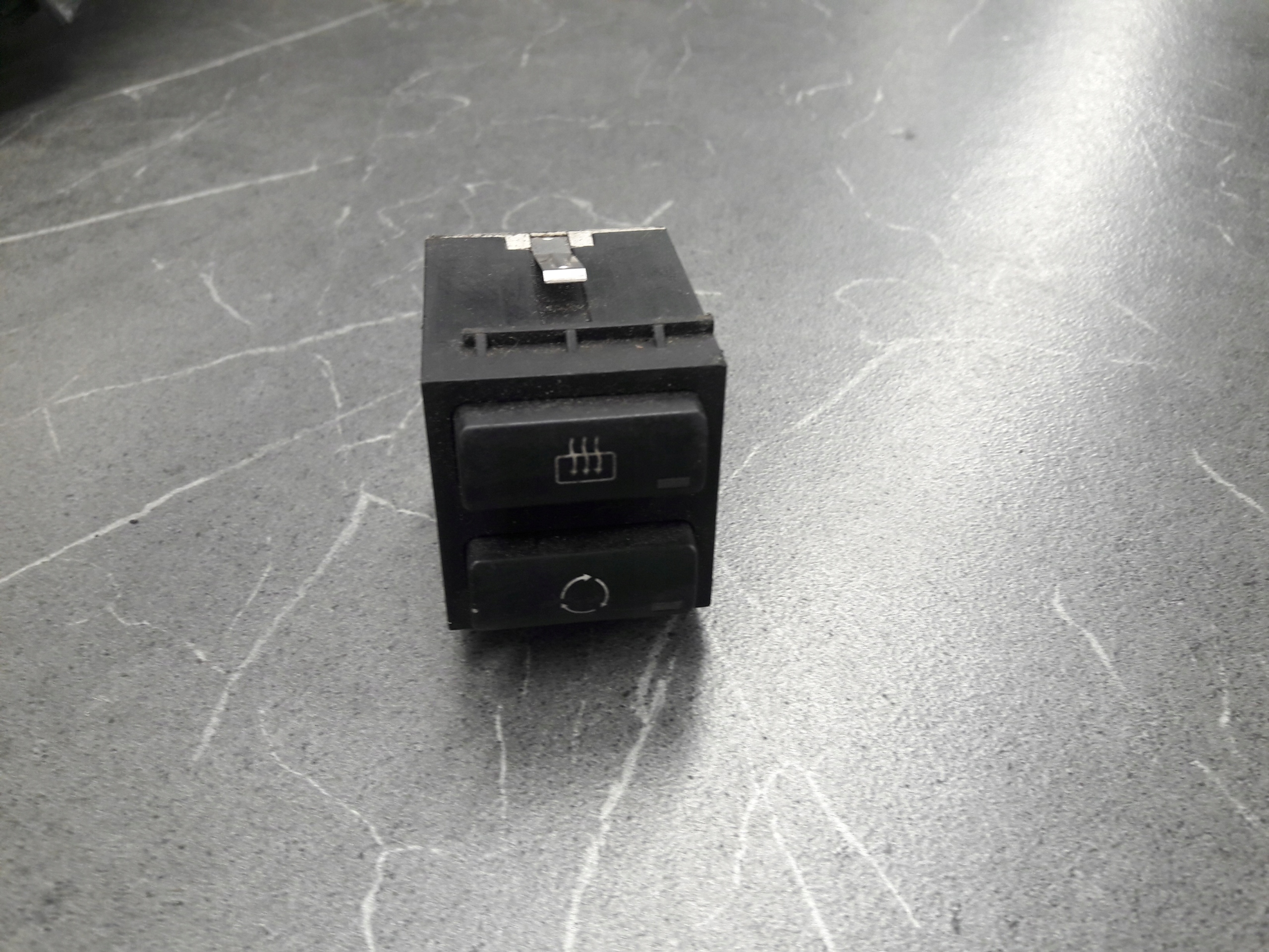 8373983 przelacznik OGRZEWANIA SZYBY BMW 3 E46