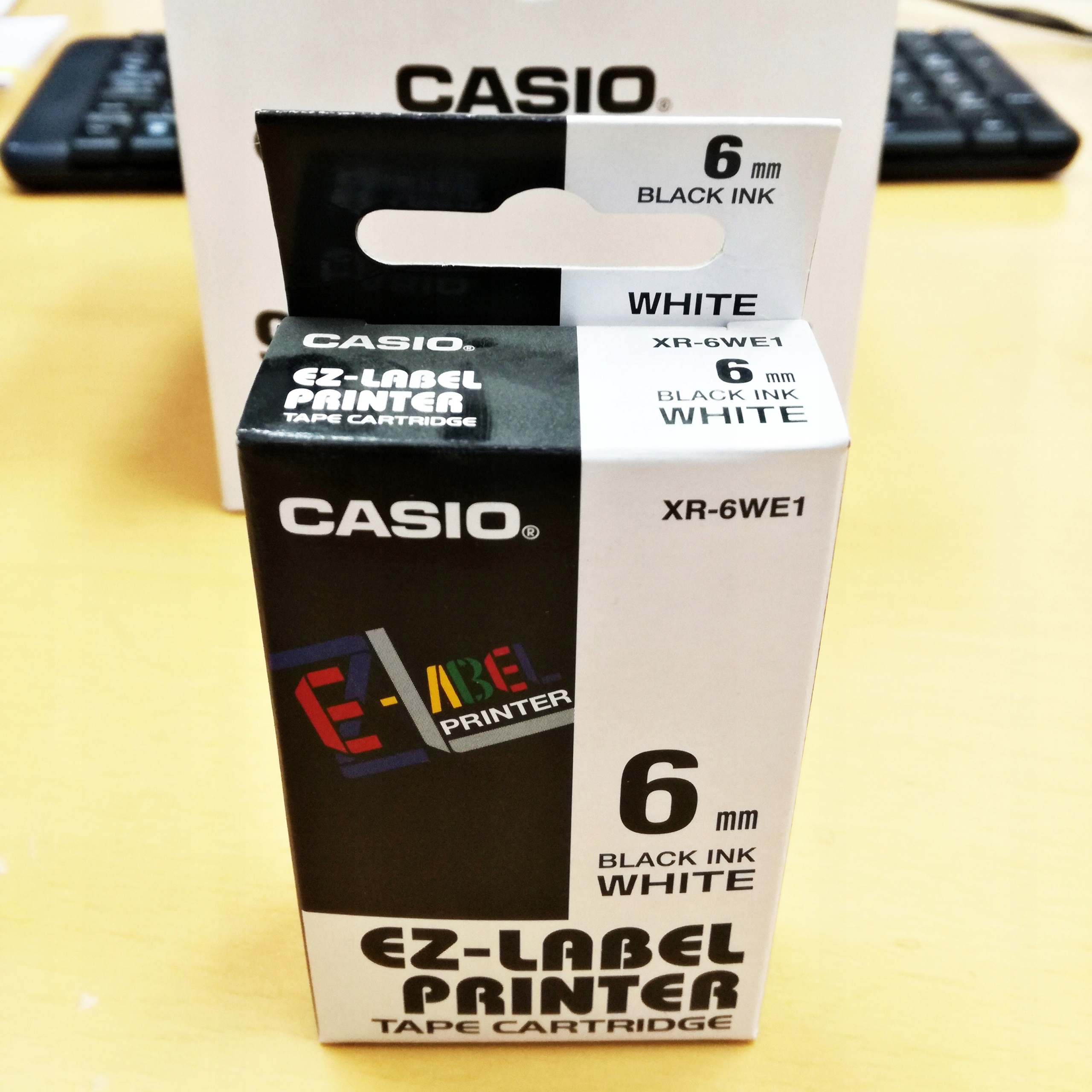 Taśma Casio XR-6WE1 6mm x 8m czarny druk biały podkład