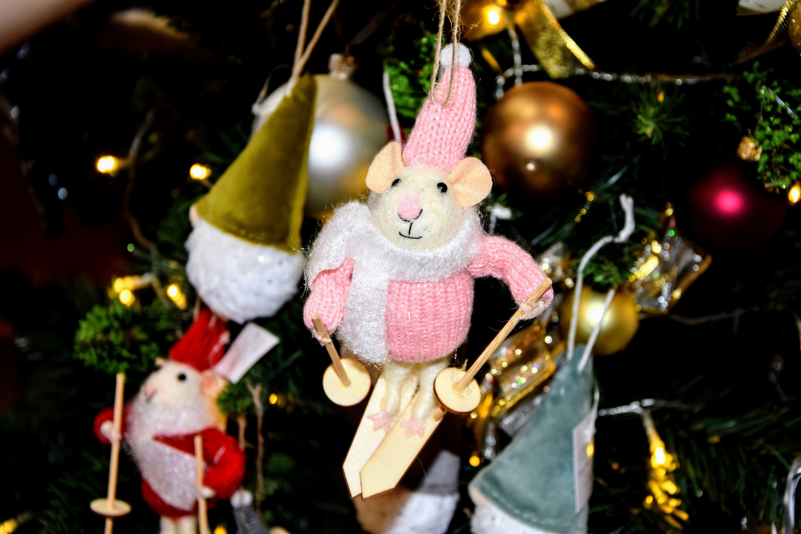 OZDOBA CHOINKOWA MYSZ NA NARTACH RÓŻOWO-BIAŁA 11CM Kod producenta FC390