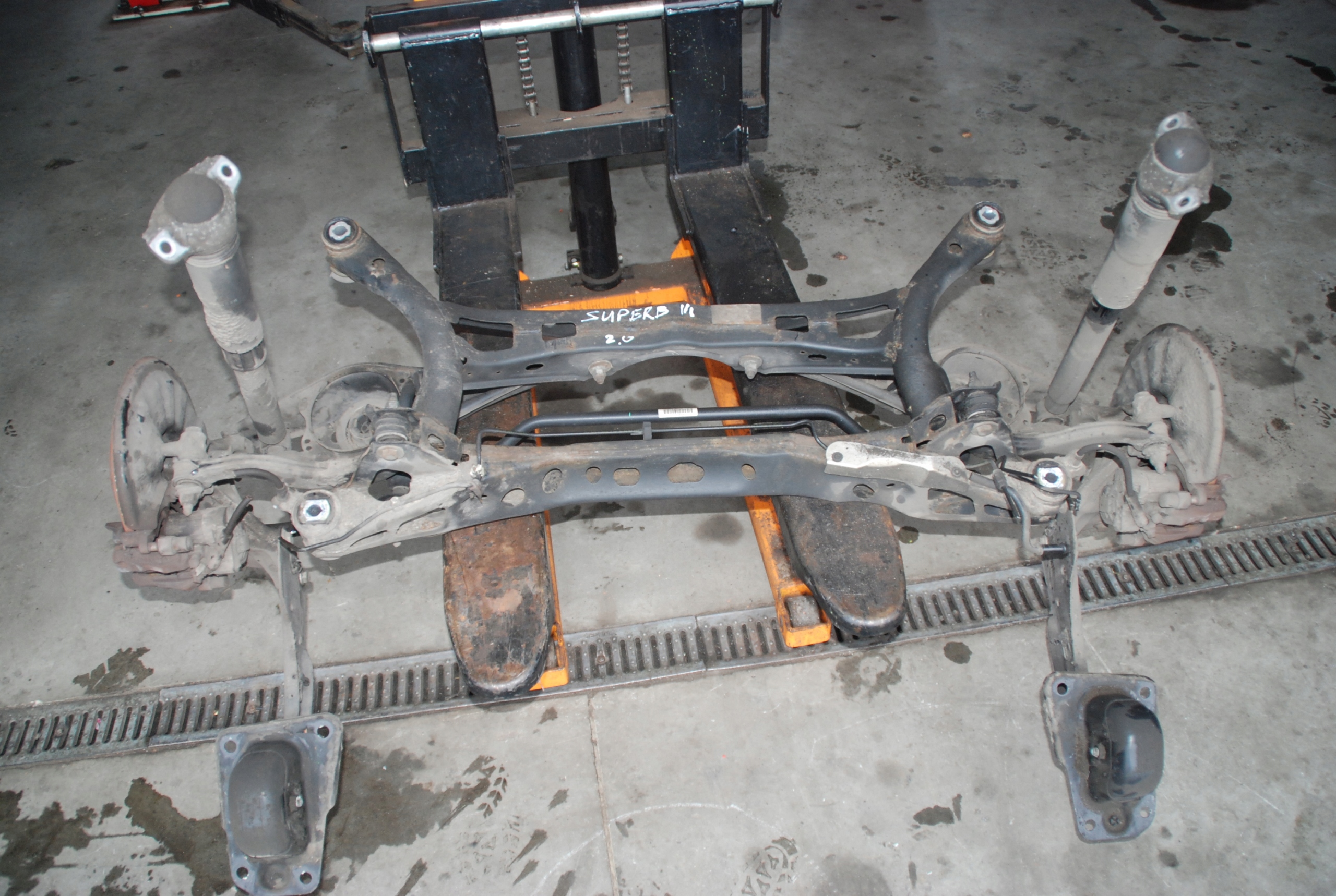 BELKA TYŁ TYLNA OŚ SKODA SUPERB III 2.0TDI 15-22