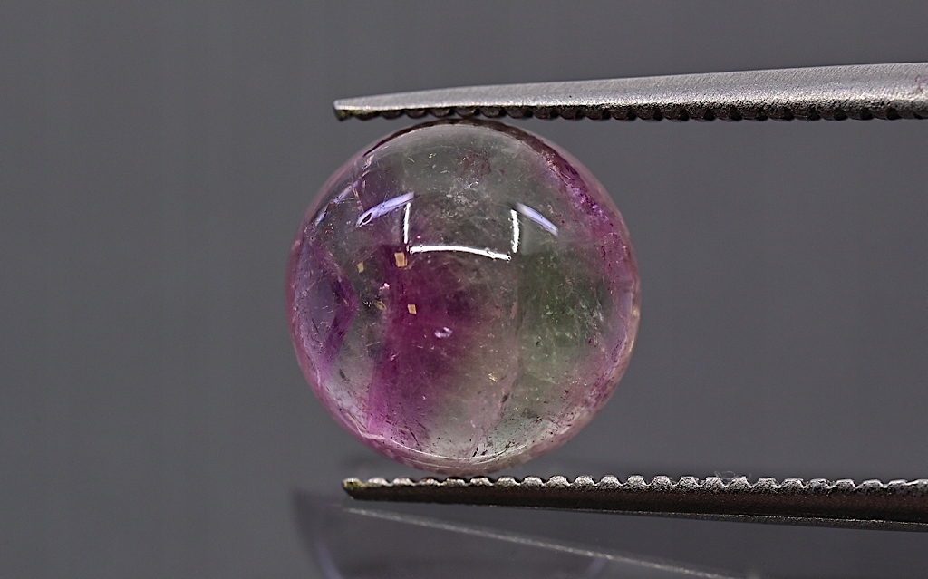 Turmalín kulatý kabošon fi 8,7 mm