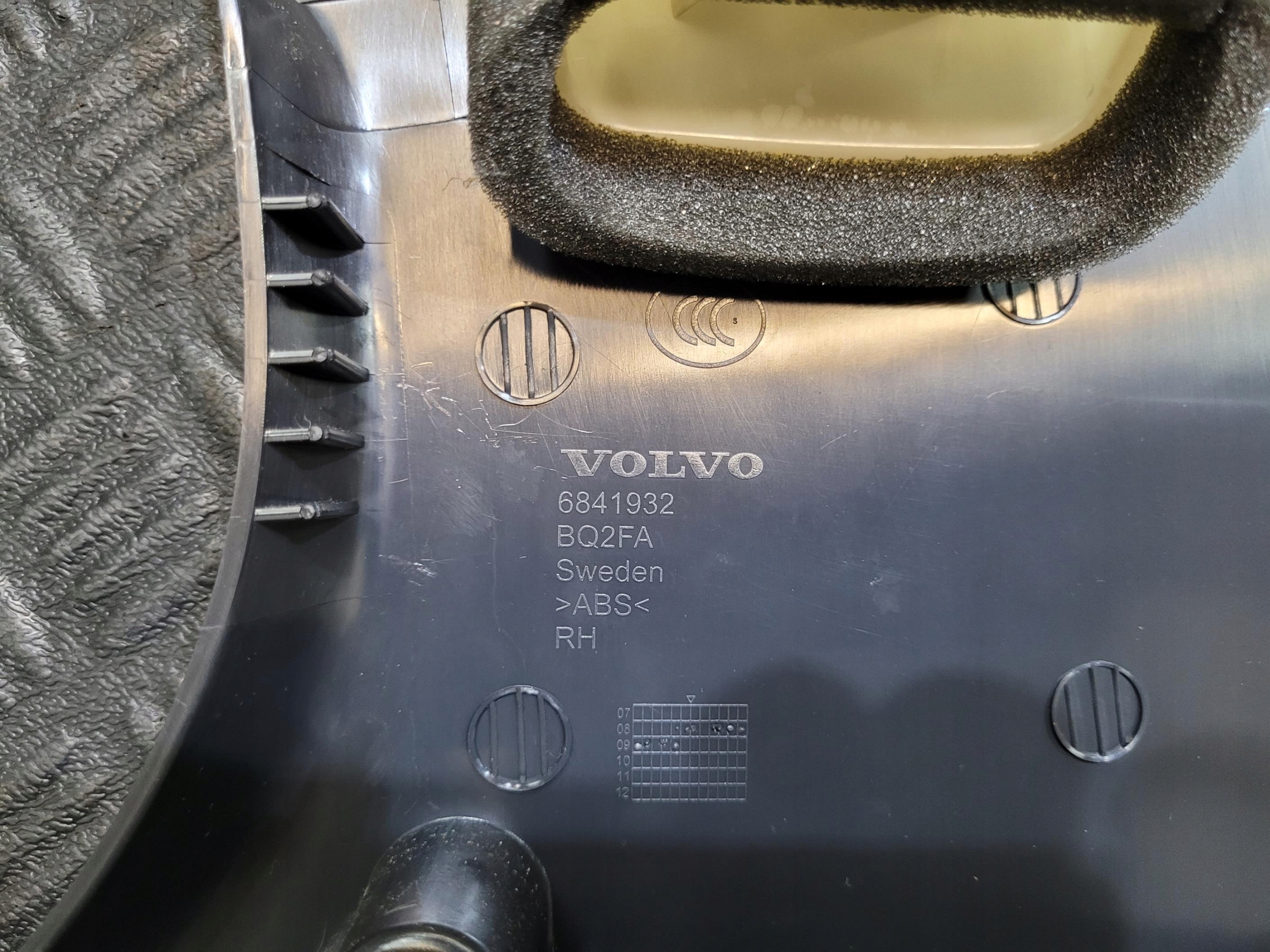 cover pillar trim left 6841930 VOLVO XC60 and