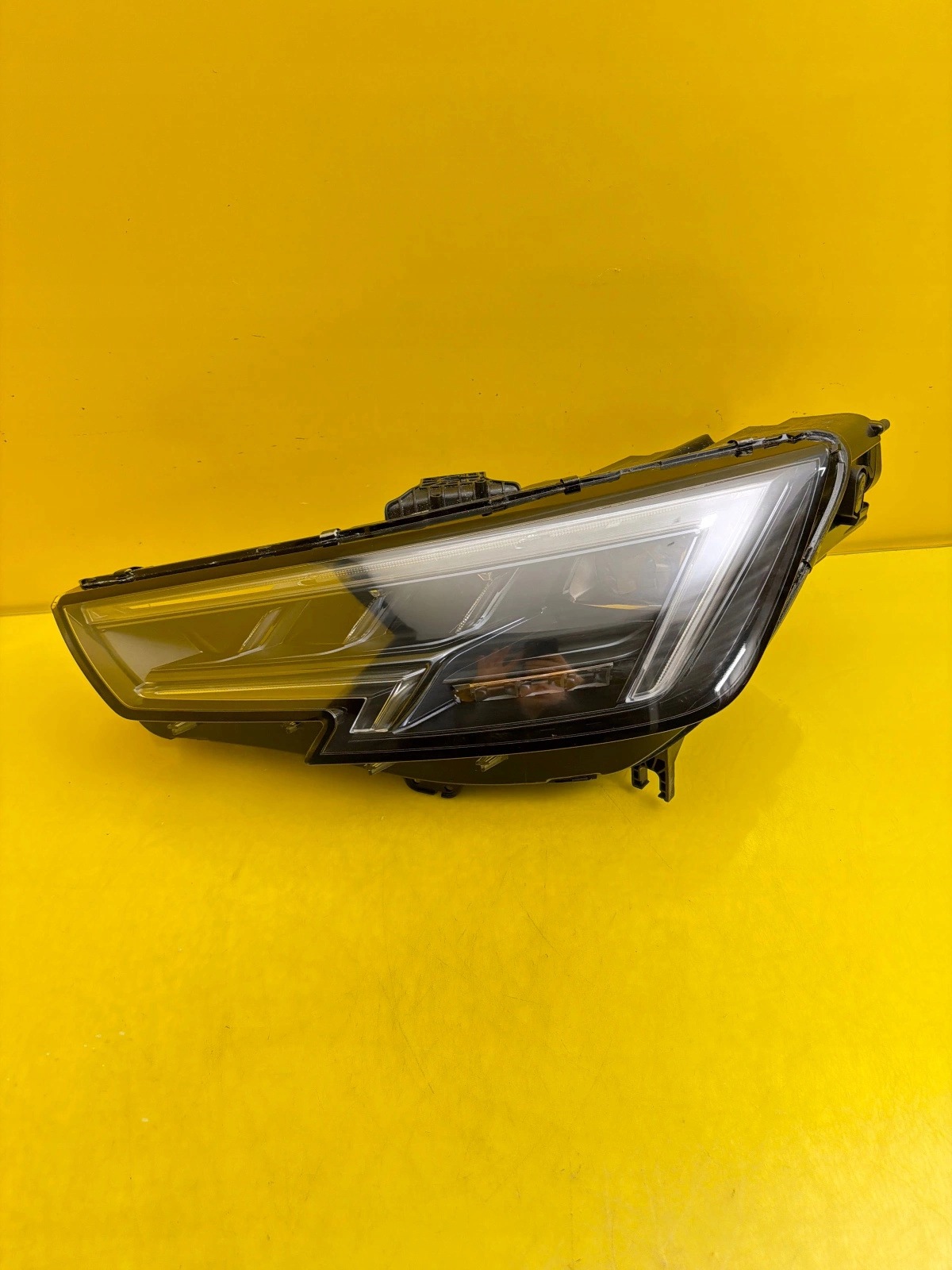 light left Audi A4 S4 RS4 B9 Matrix 8W0941035C