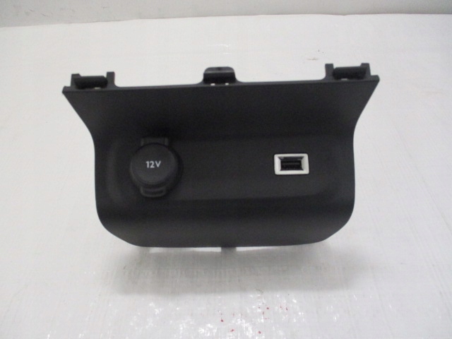 C3 III электрическая розетка и USB 9829485677