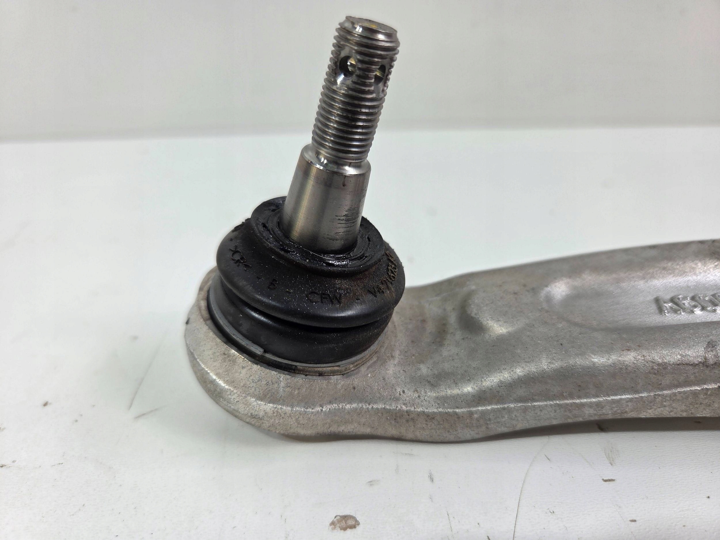 Hyundai Kona and arm front left A6082MF (Q654)