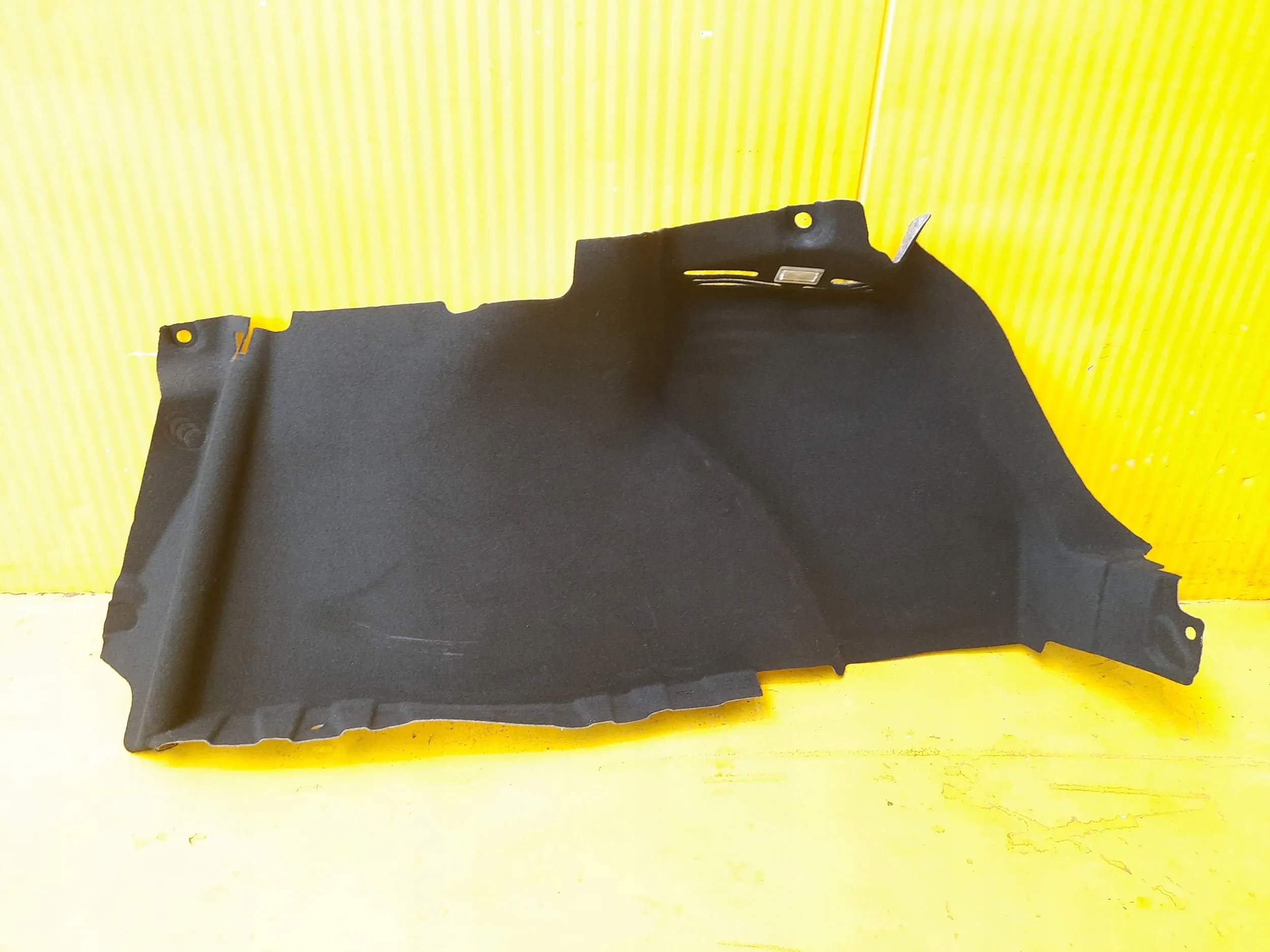 Tesla Model 3 BOCZEK BAGAŻNIKA TYŁ PRAWY