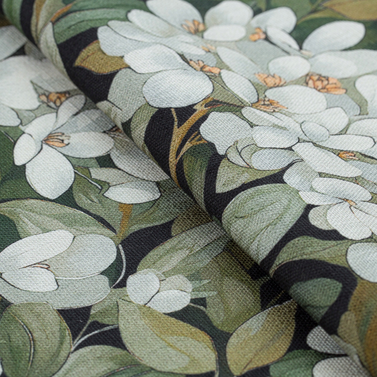 Povlak na polštář 45x45 světlé květy na černém pozadí