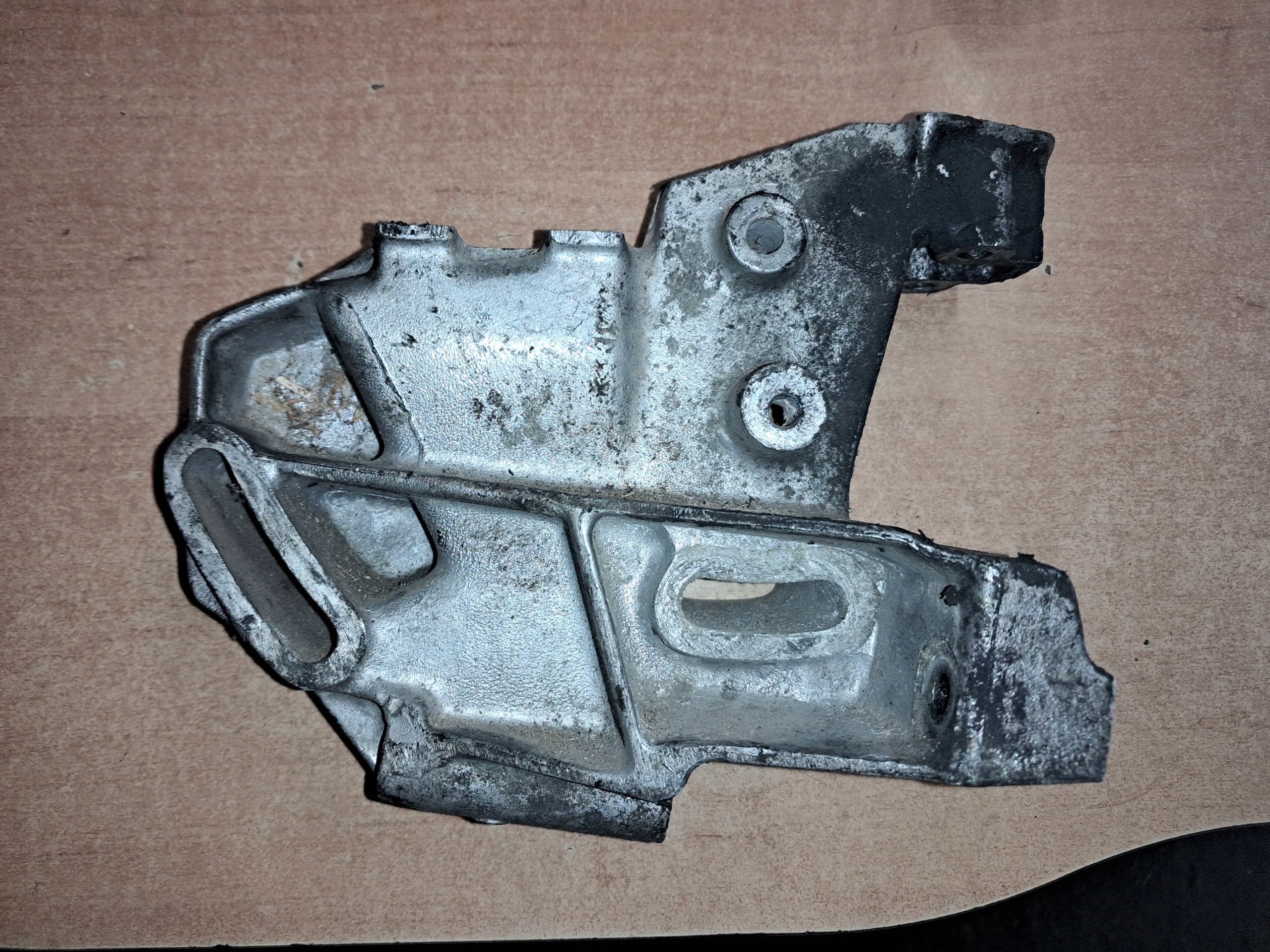 supporto POMPY SERVOSTERZO MERCEDES W123 3,0D 6172360330