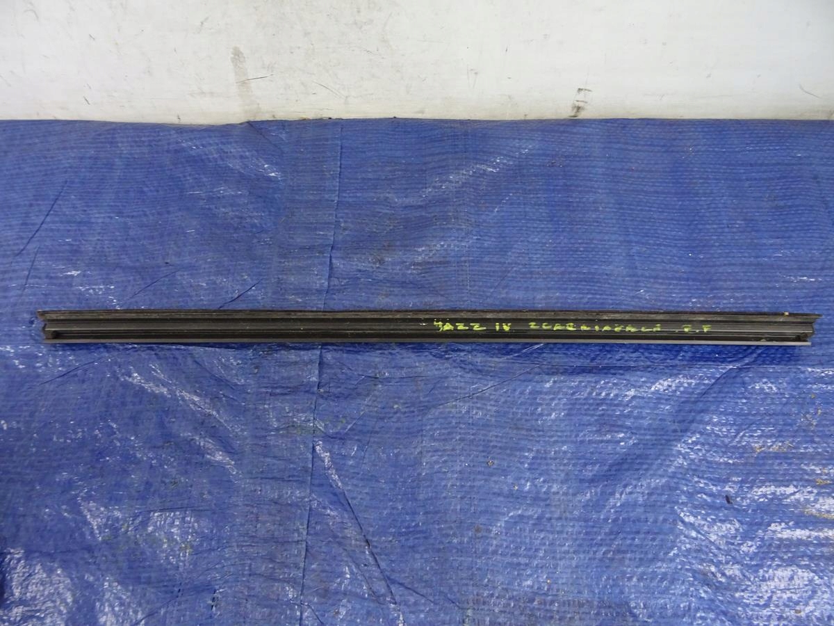 LISTWA ZGARNIAJACA DRZWI PRAWa PRZOD JAZZ IV 15r