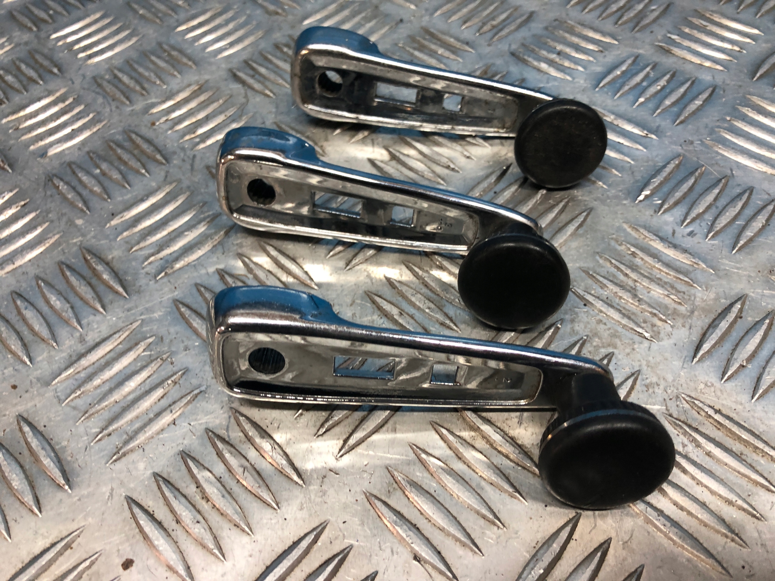 MERCEDES W123 RĄCZKA KORBKA OTWIERANIA SZYBY