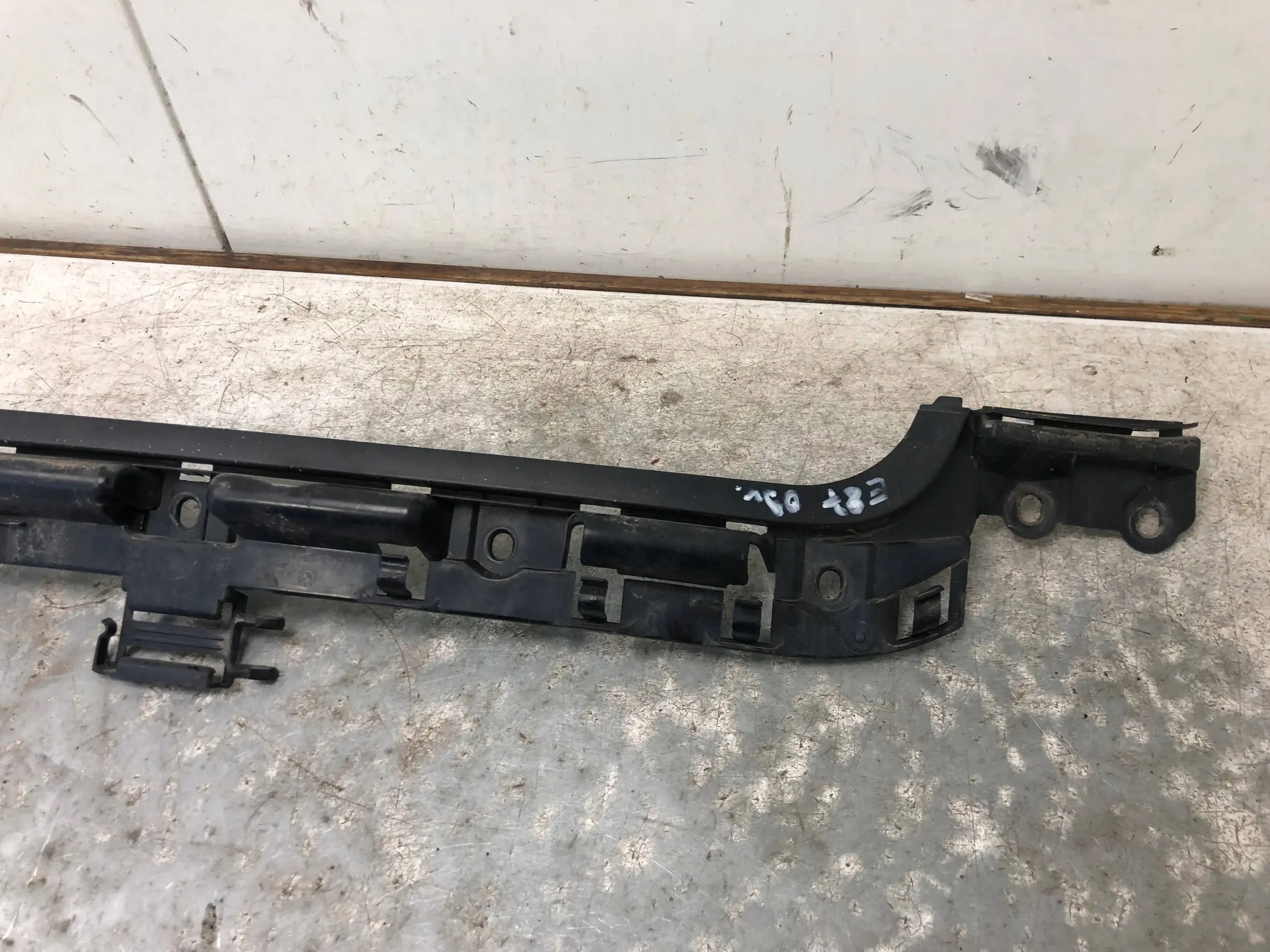 bumper bracket central rear part BMW E87 7058521