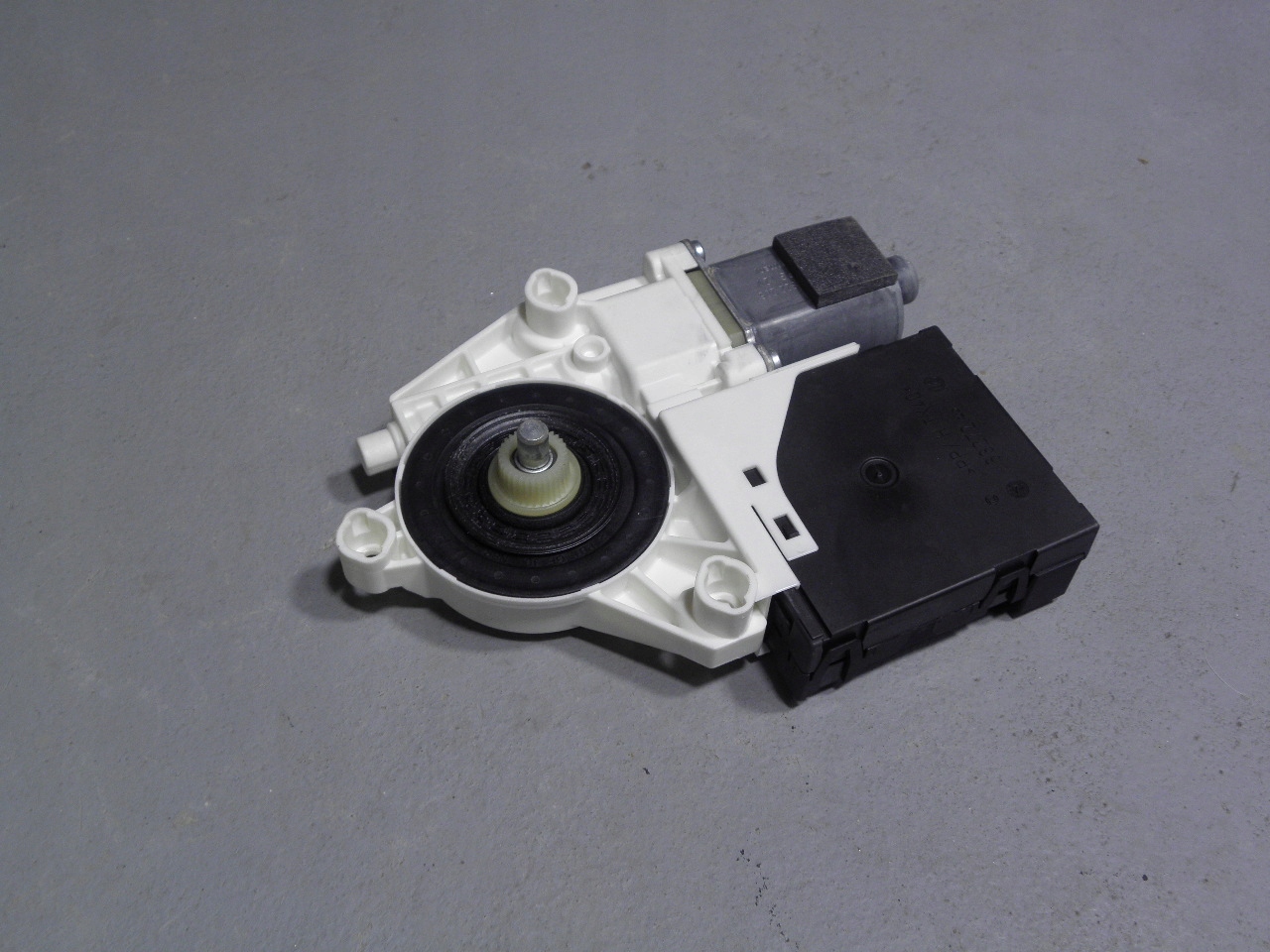 AUDI A3 8P SILNICZEK SZYBY PRAWY PRZÓD 8P0959802K Producent części Audi OE