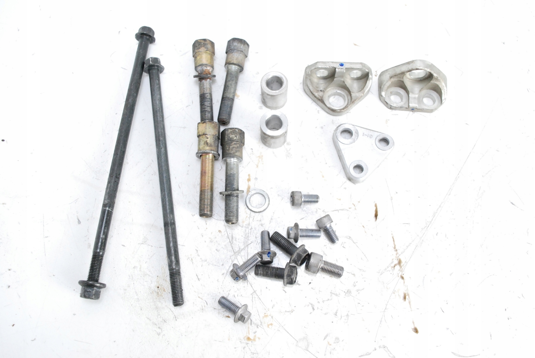 Śruby mocujące silnika YAMAHA FJR 1300 06-12