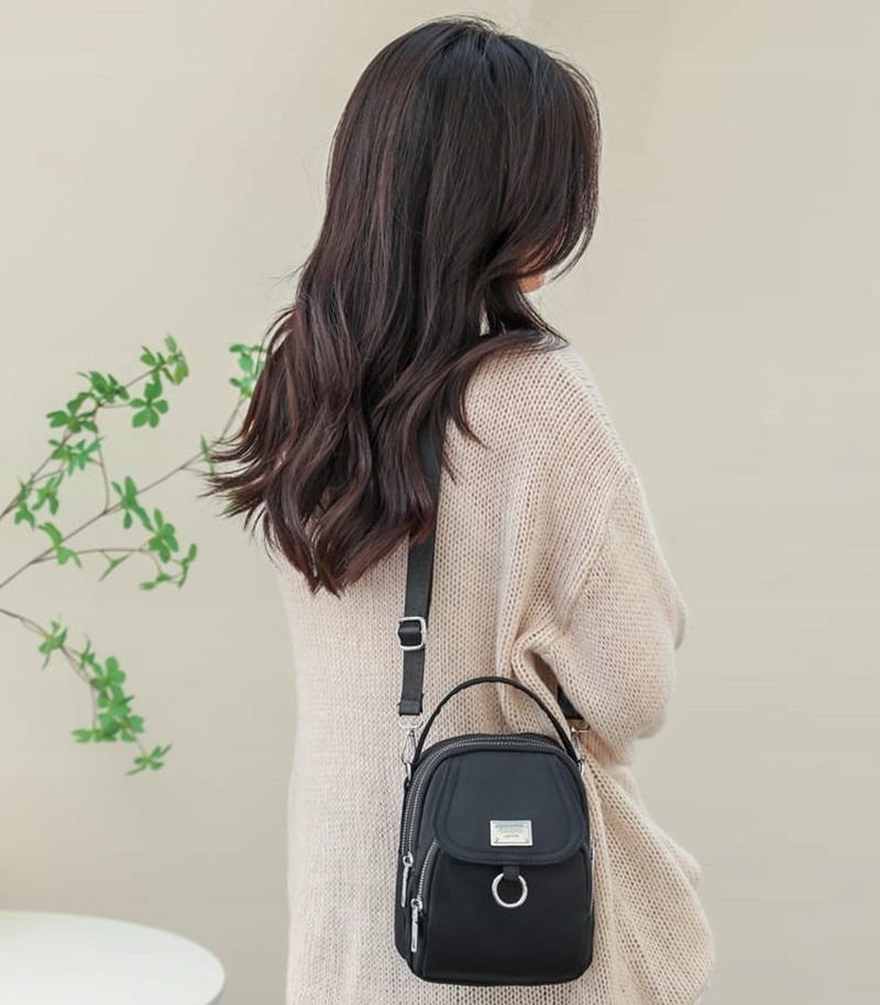 TOREBKA SASZETKA DAMSKA ELEGANCKA NA RAMIĘ CZARNA WIELOKOLOROWA JAKOŚĆ Kolor czarny