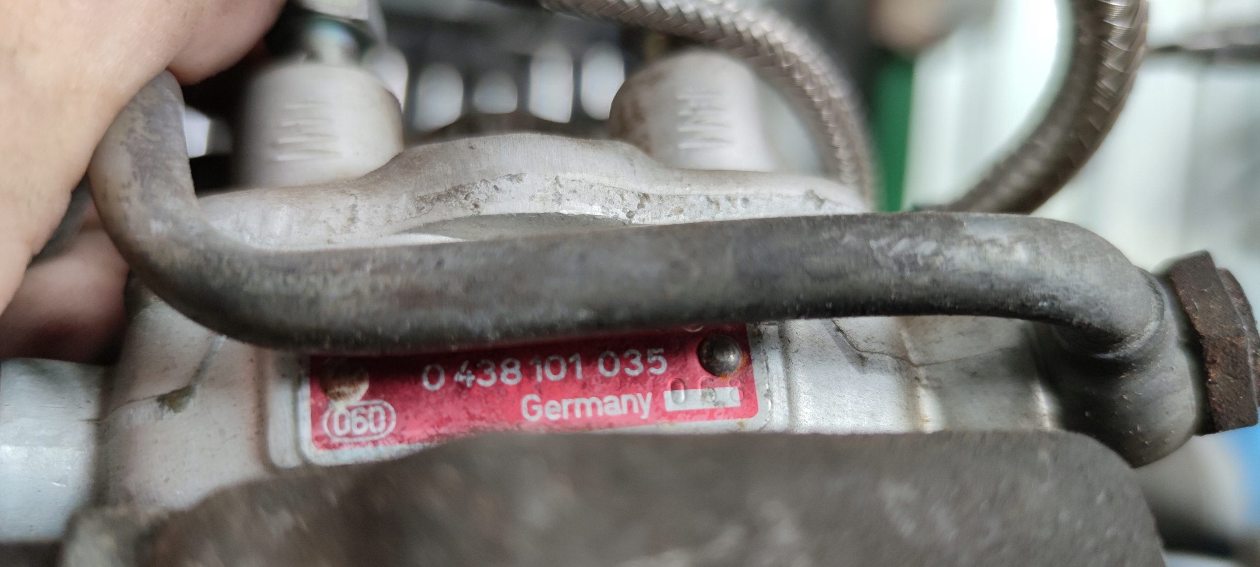 РАСПРЕДЕЛИТЕЛЬ ТОПЛИВА AUDI 80 90 100 2.0 0438101035