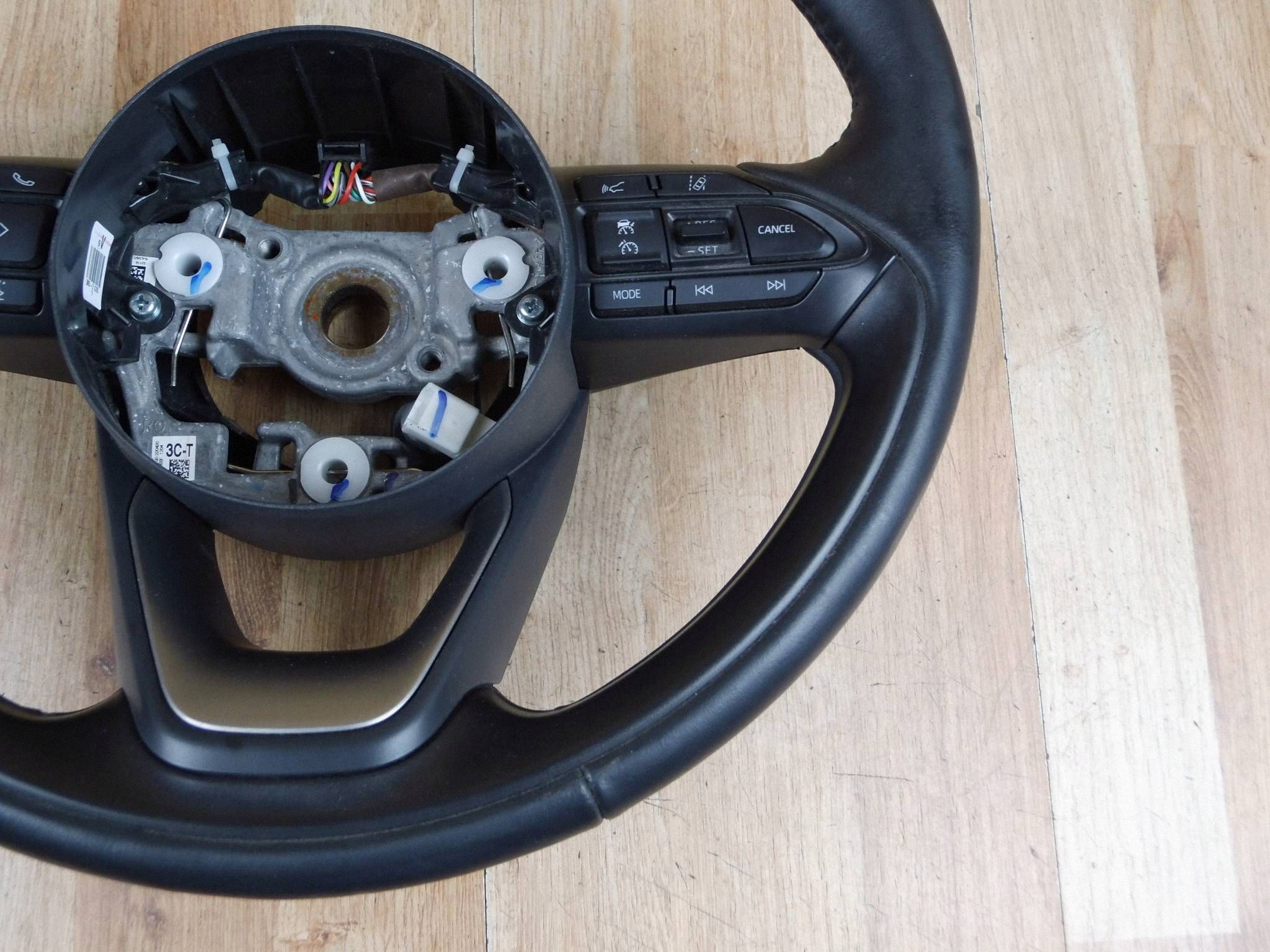 Toyota Yaris IV lenkrad GRZANA