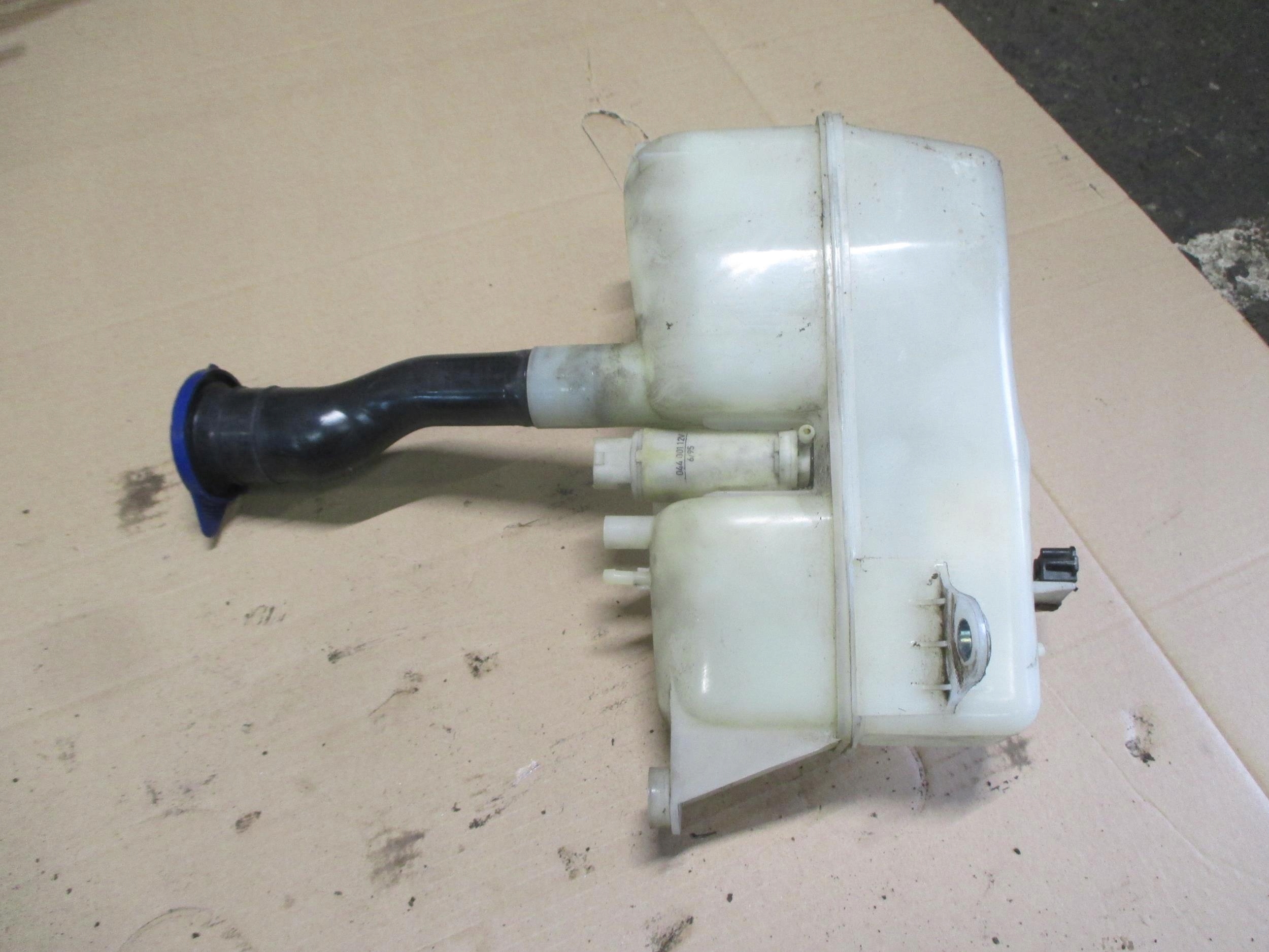 VOLVO 850 KOMBI 91-96 ZBIORNICZEK SPRYSKIWACZY