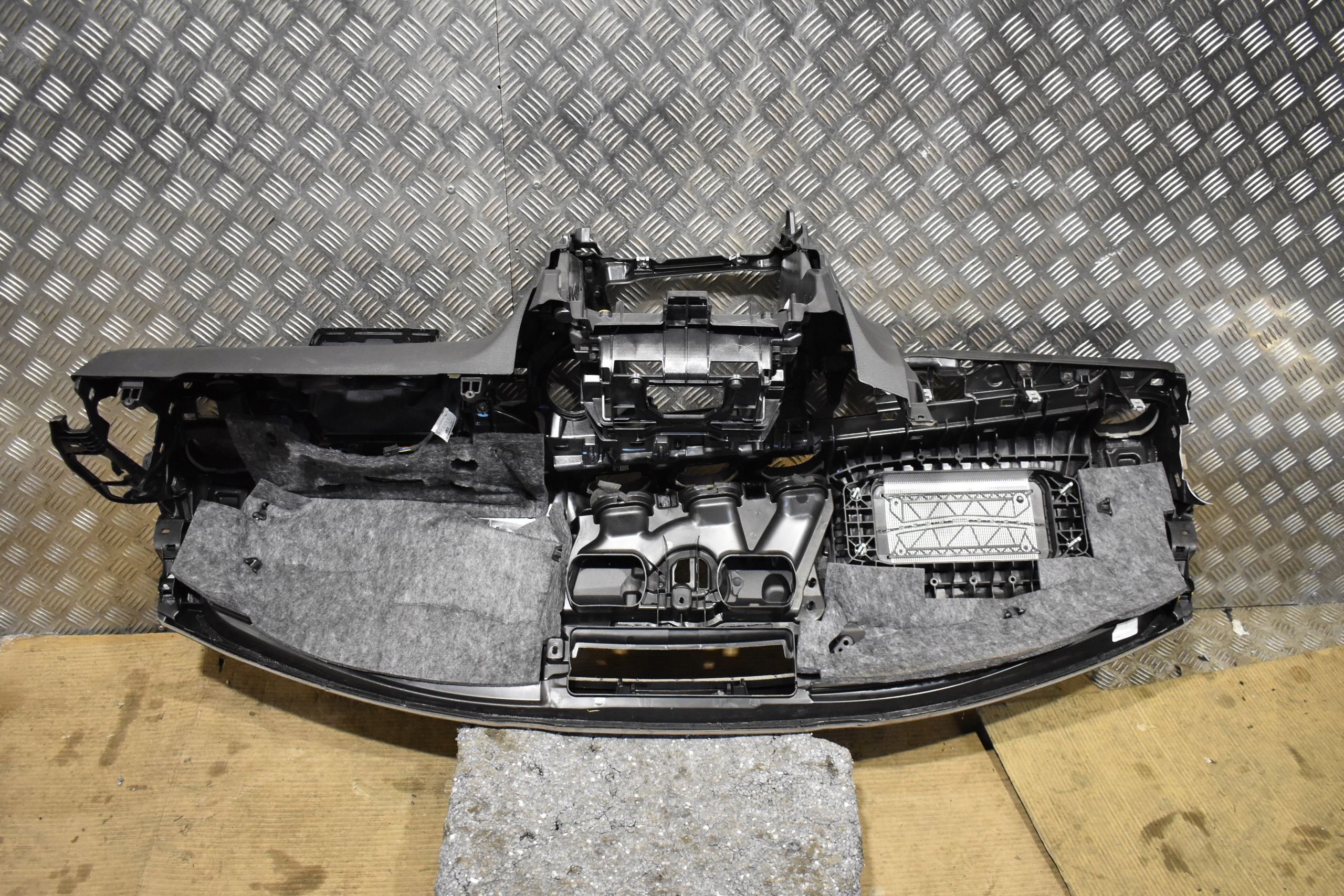 IDEALNA console dashboard MERCEDES W206 1