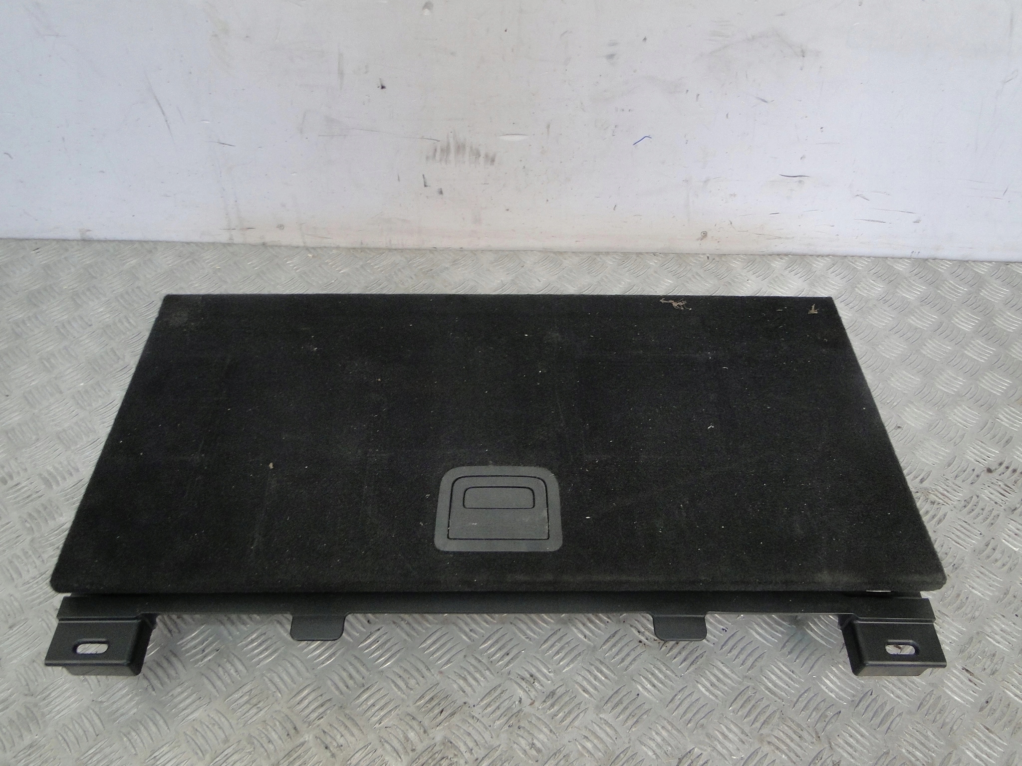 SCHOWEK BAGAŻNIKA LEWAREK PODNOSNIK KLUCZ AUDI A4 B9 2018R 8W9 8W9861486B Producent części Audi