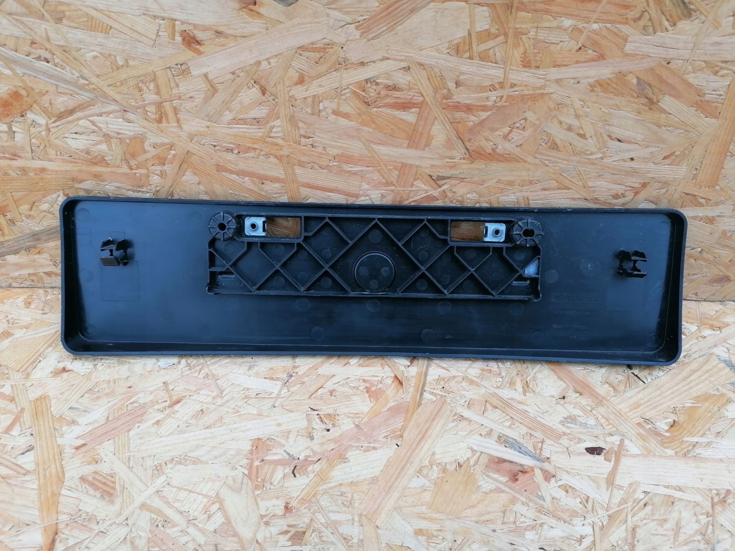 RAMKA TABLICY REJESTRACYJNEJ TOYOTA COROLLA CROSS 2022- Producent Toyota OE