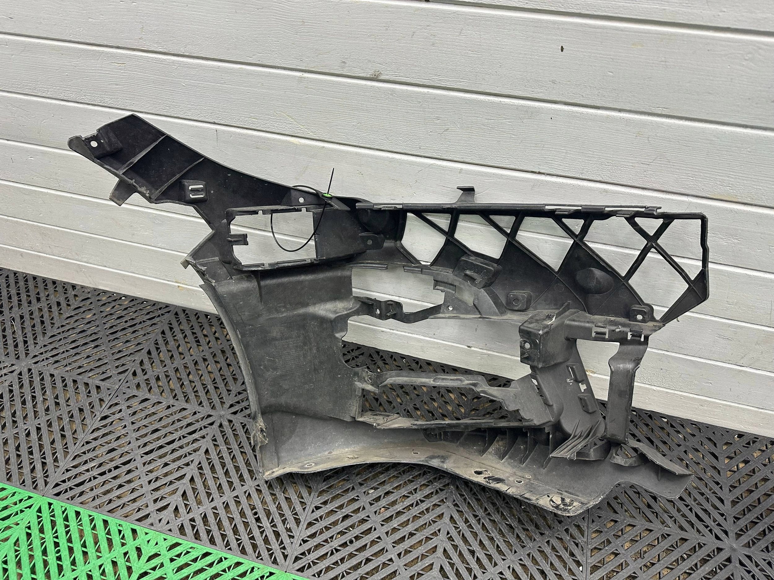bumper bracket of the front front side left BMW 3 G20 G21 8069347
