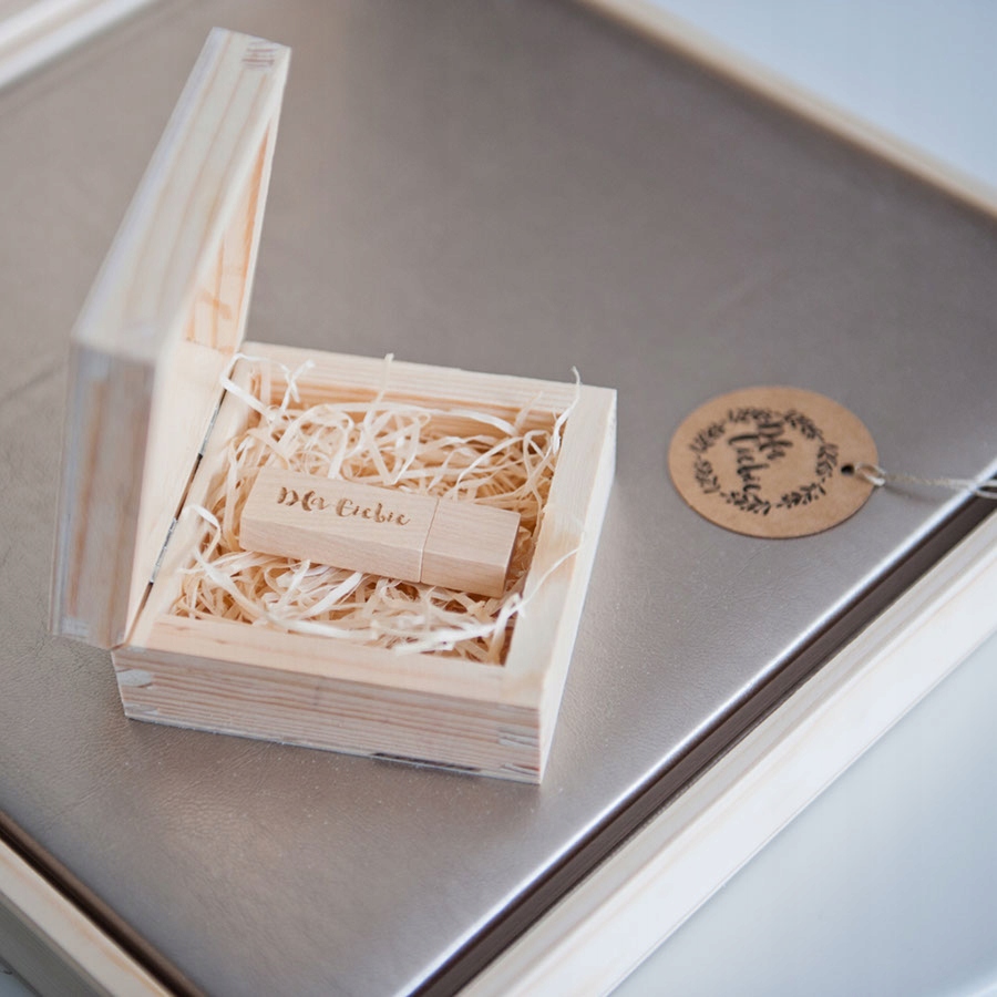 Pendrive drewniany 32 Gb Usb 3.0 jasny z grawerem na ślub komunia chrzest