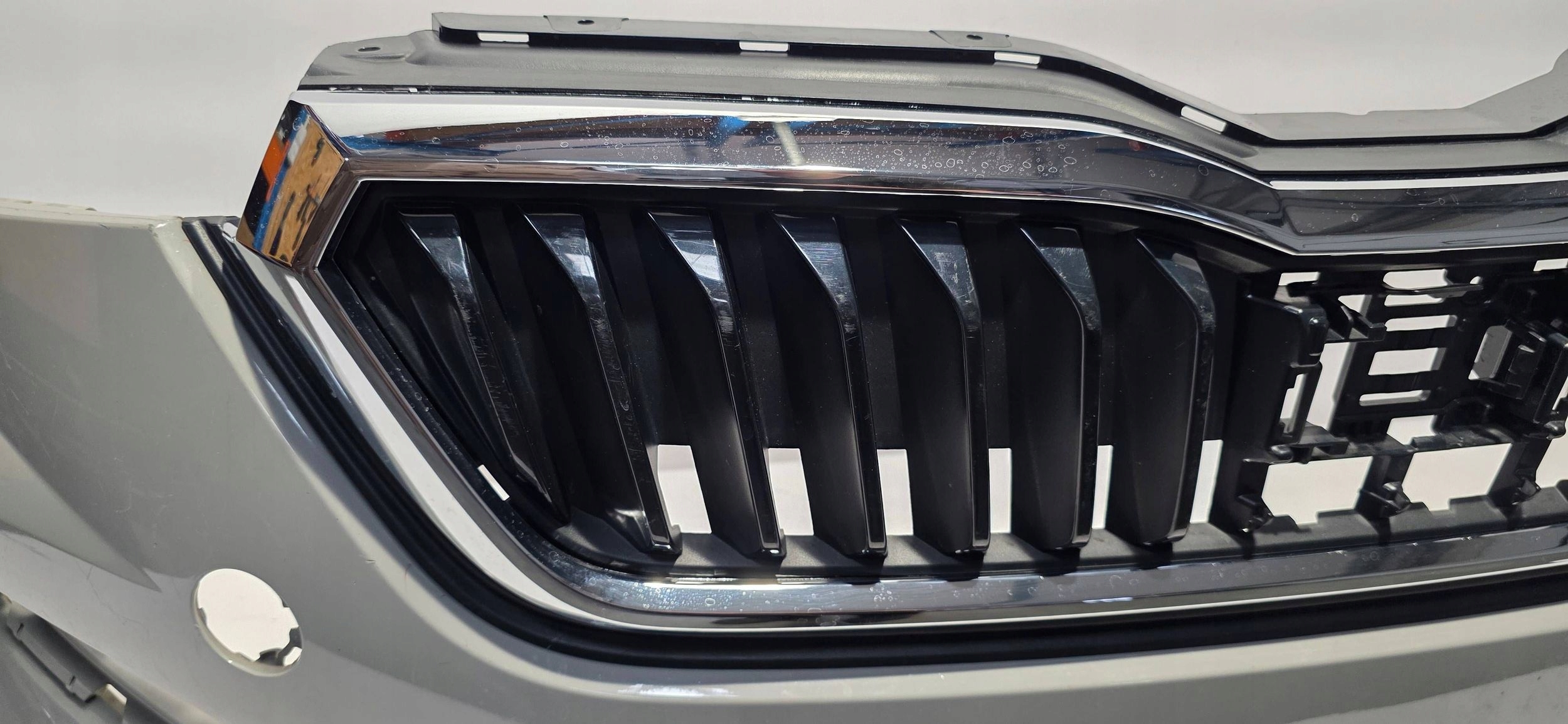 front bumper grille SKODA SCALA 19- original 657807221