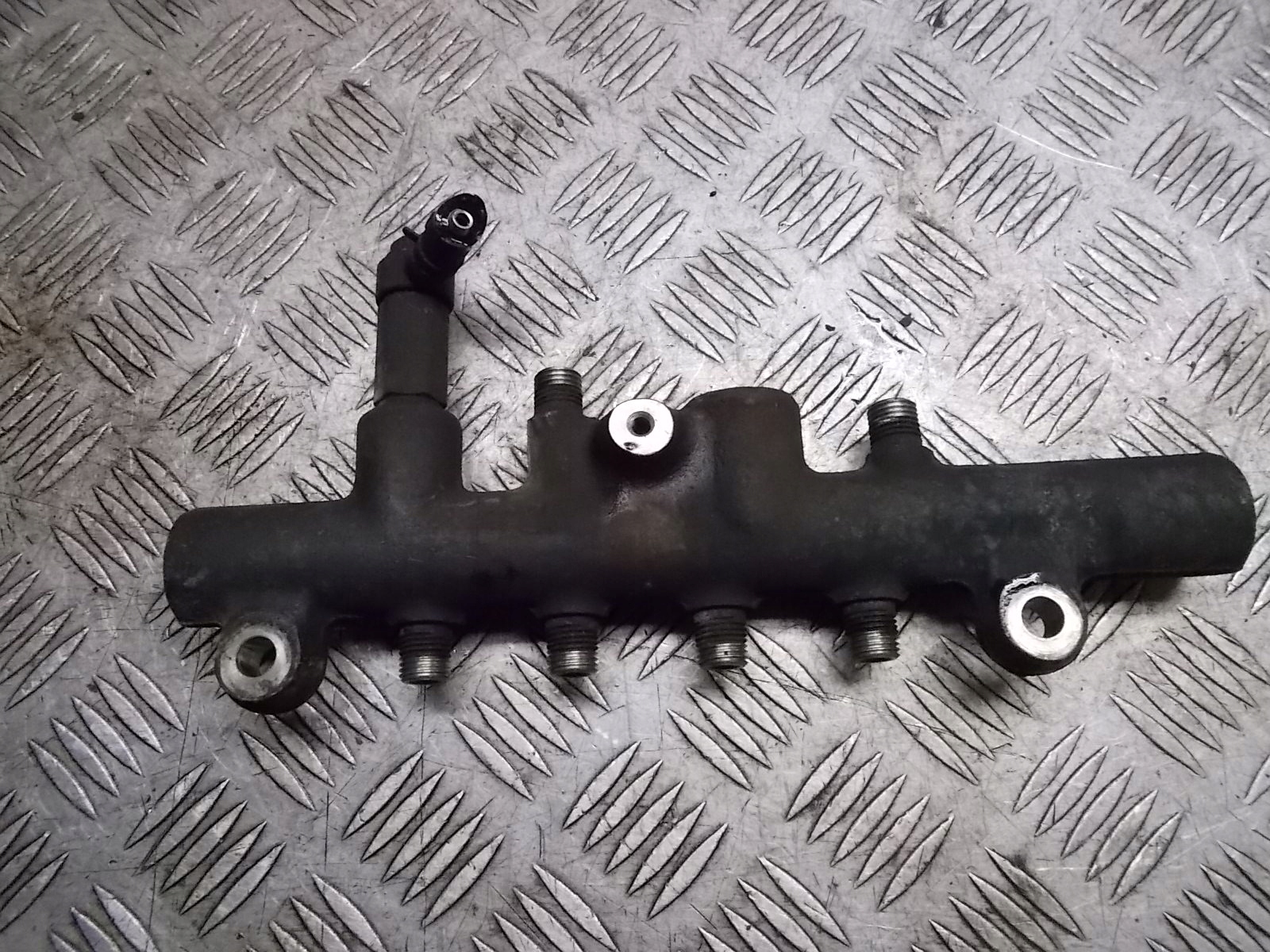 топливная рейка mazda MPV II 2.0 DI