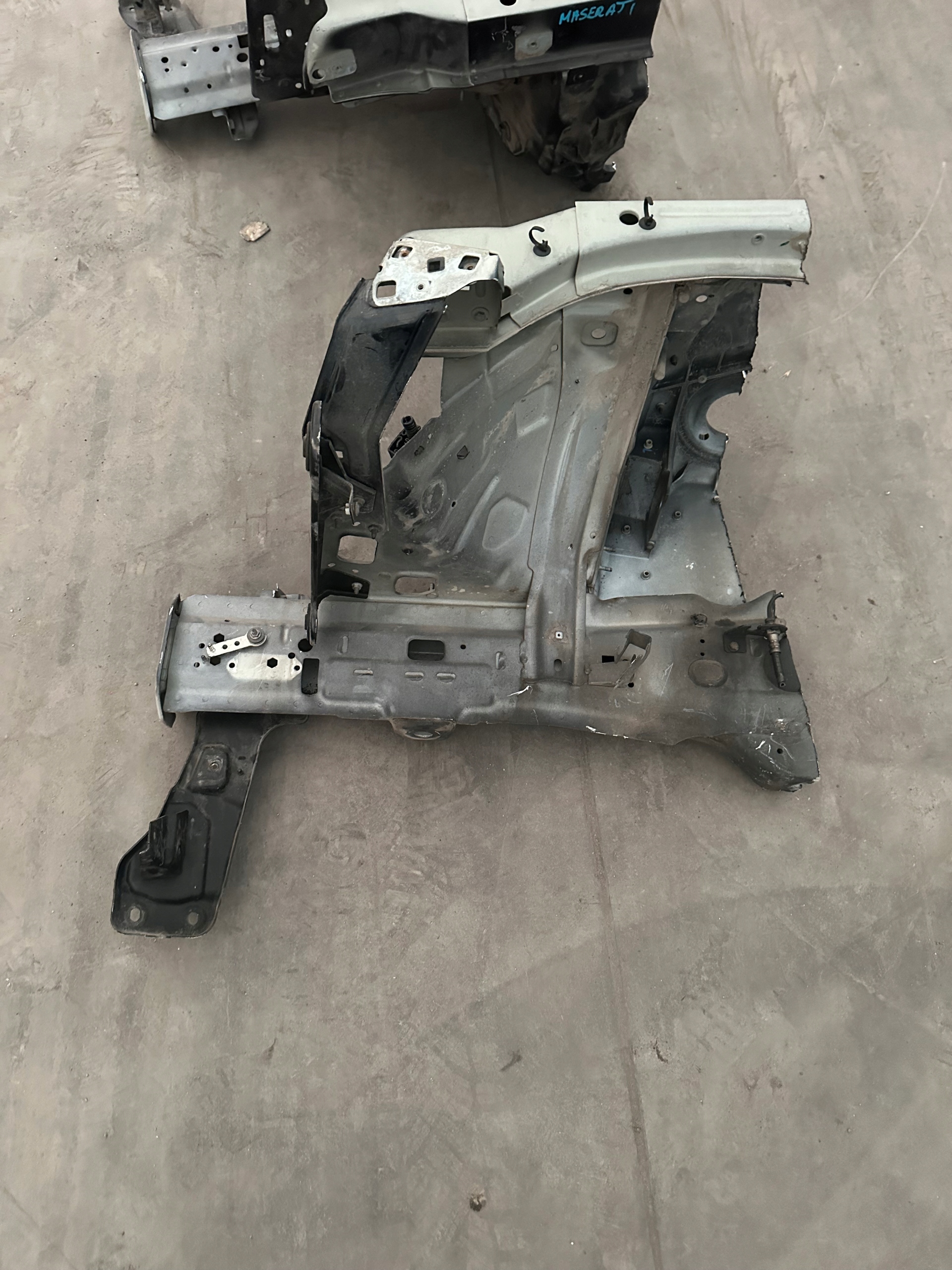 MASERATI LEVANTE quarter quarter right left