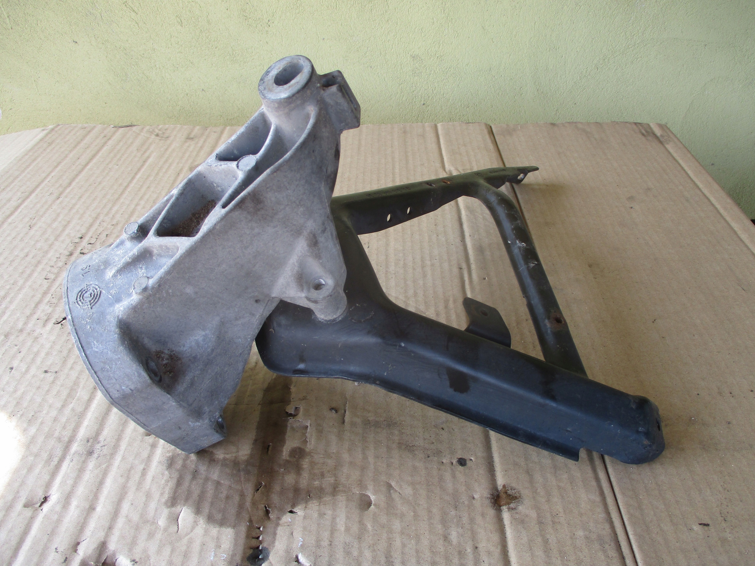 лапа крепление коллектора A6112230204 W211 2.2CDI