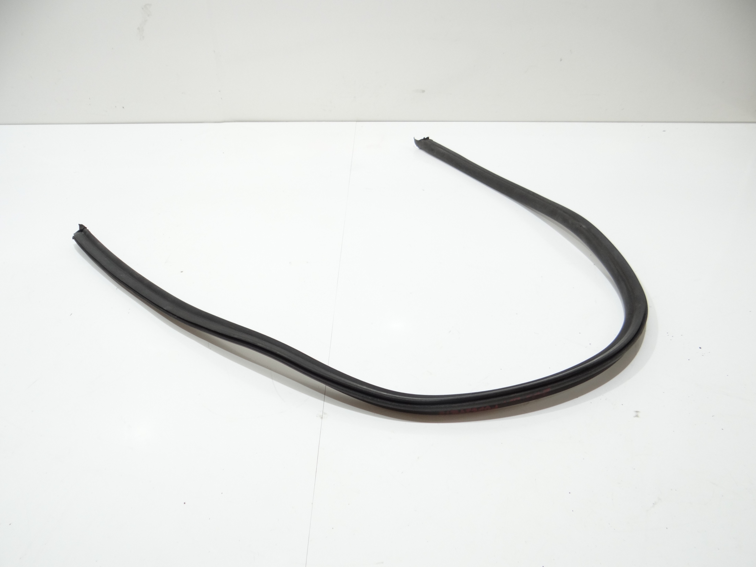 těsnění pod oknem BMW E65 8240742