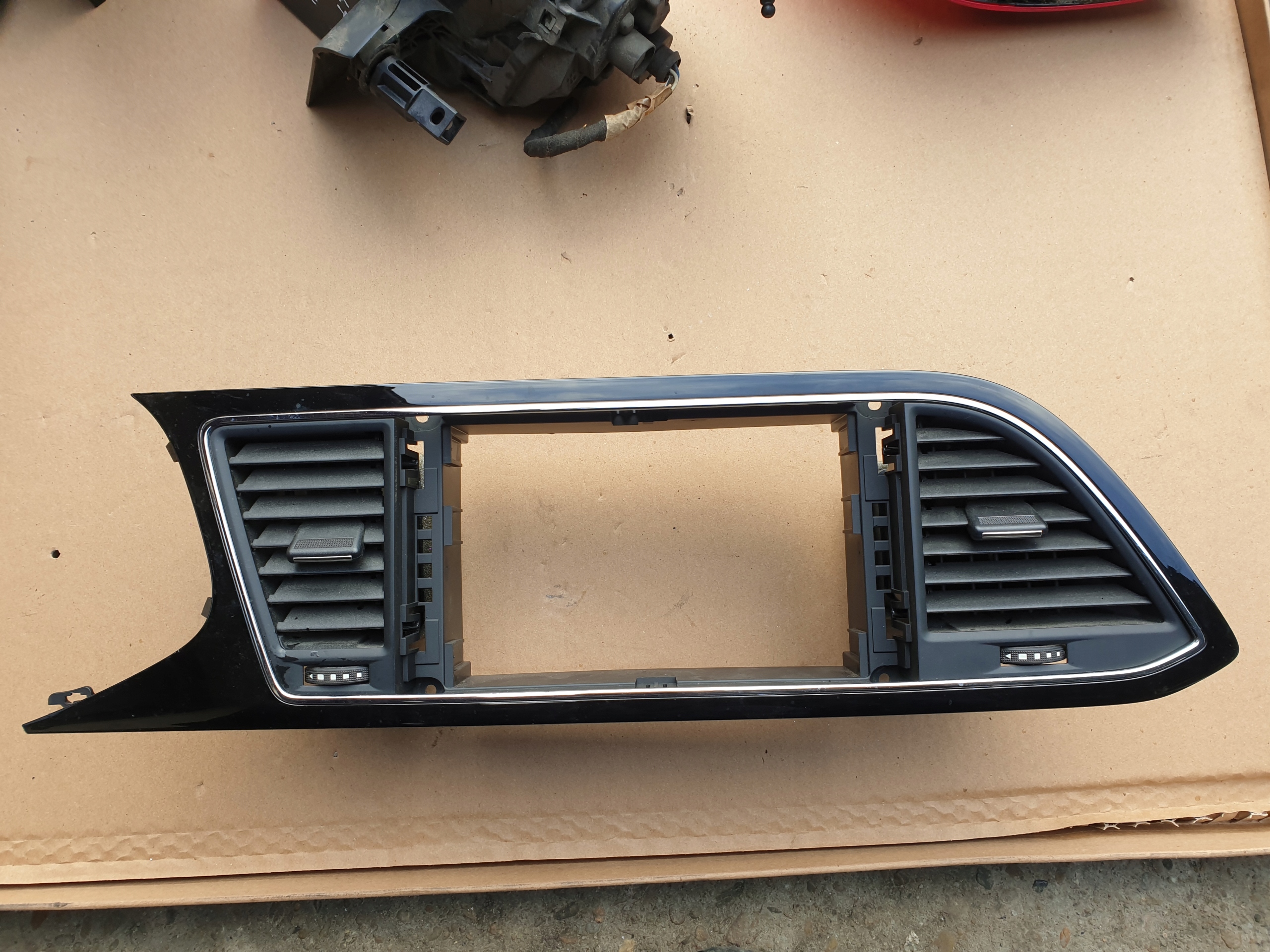 KRATKI PANEL console KRATKI SEAT LEON III 3 2013- 5F 5F1858061 5F1819110