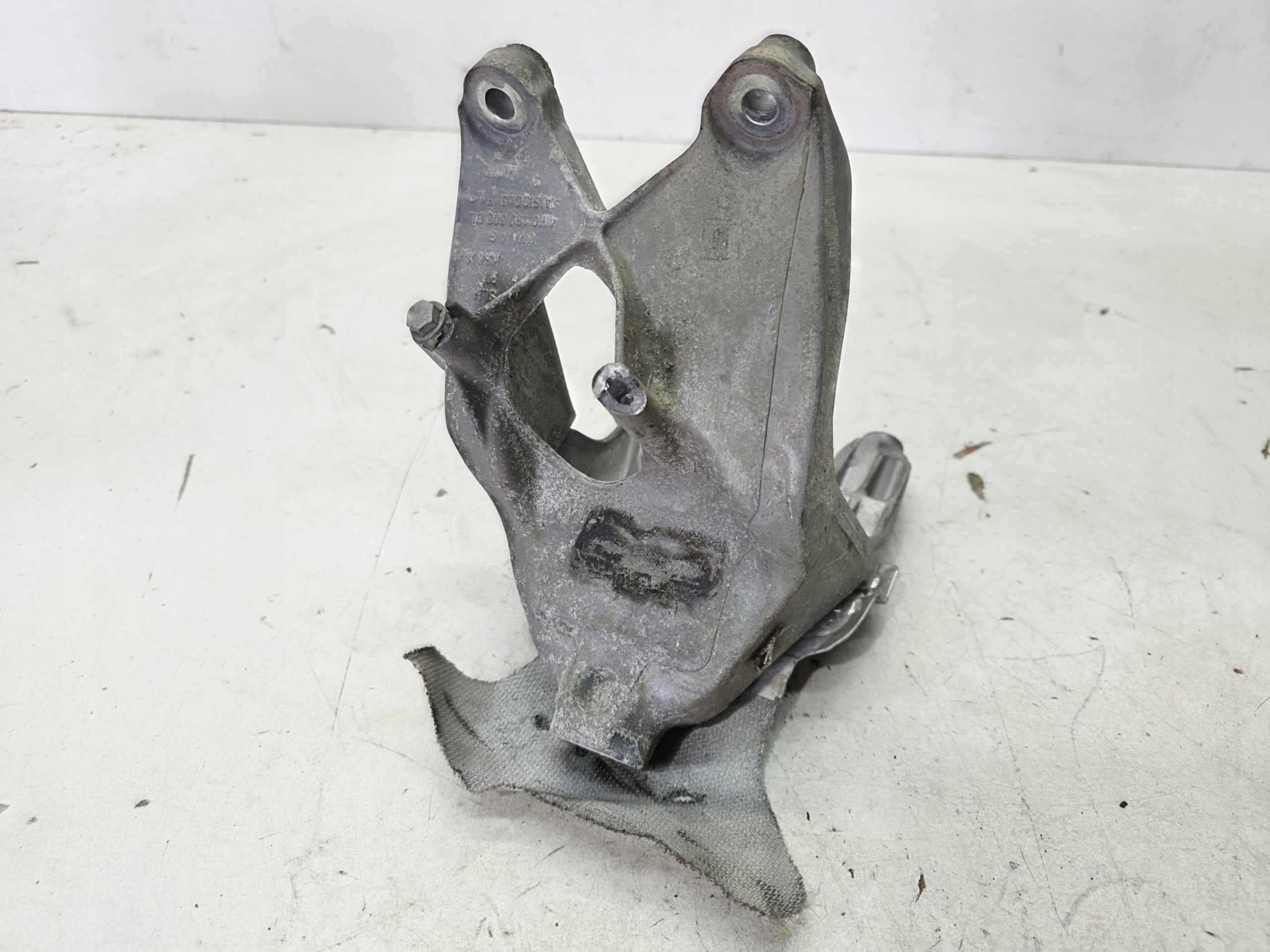 holder engine mount right AUDI A4 B9 A5 8W 2.0 TFSI 4M0199308BL