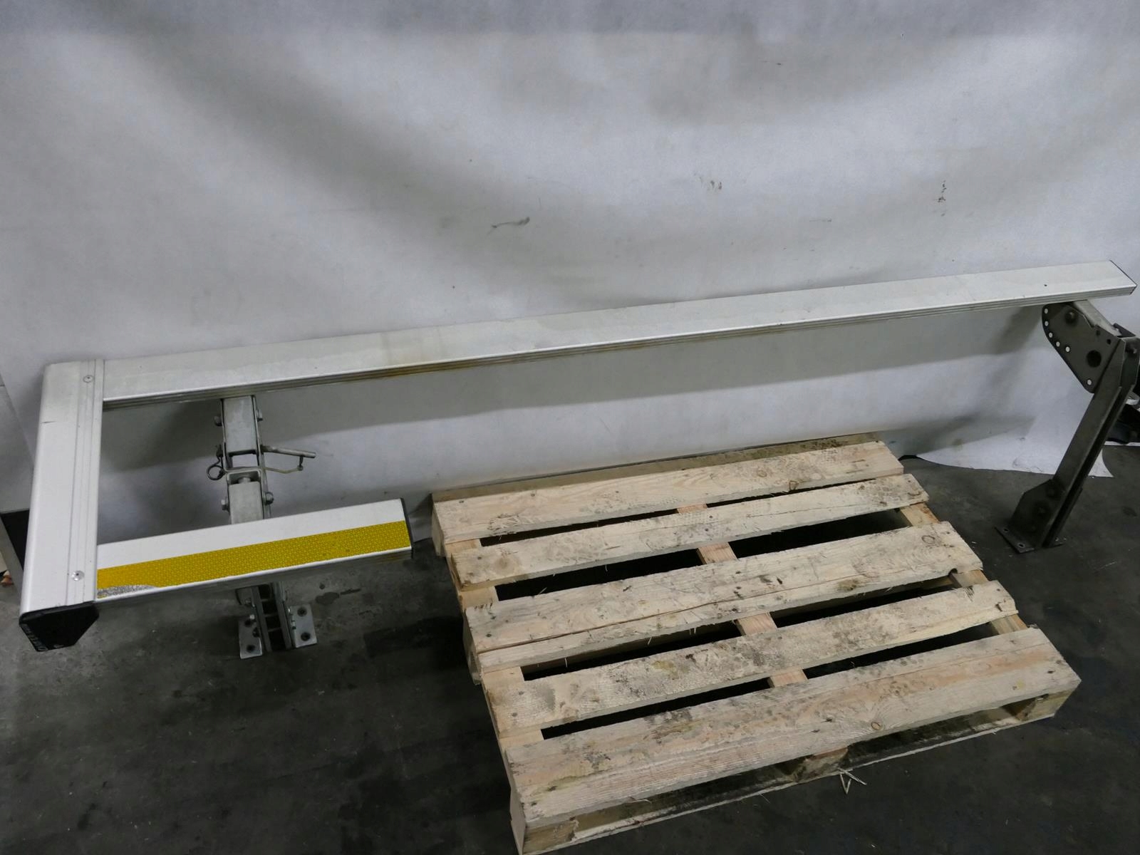 MITSUBISHI CANTER FUSO 7C15 LISTWA BELKA BOCZNA P