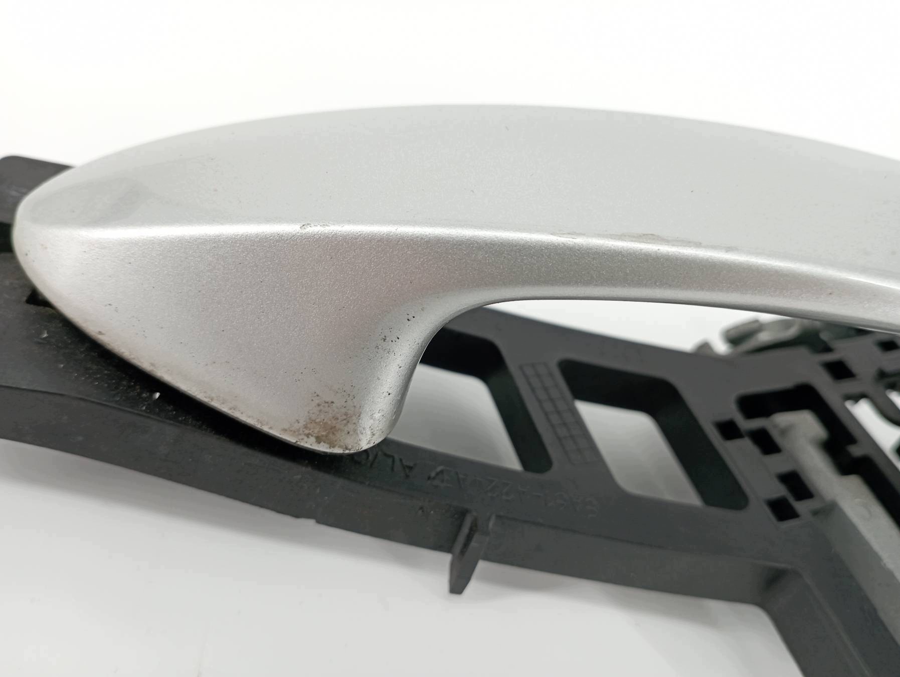 handle exterior left front 76 Ford Fiesta Mk7 (2008-2016)