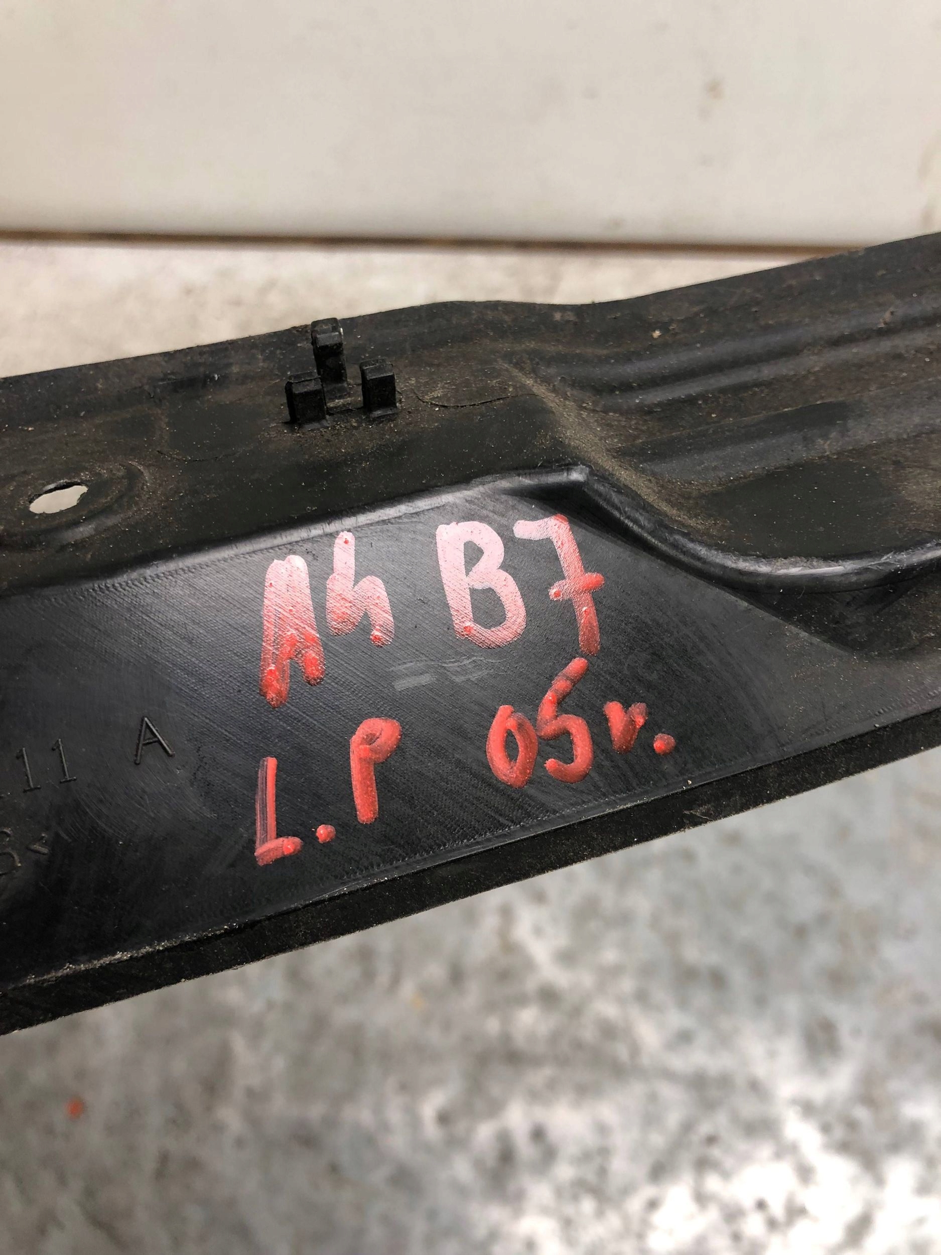 Insonorisation Aile Gauche Avant AUDI A4 B7 8E0821111A