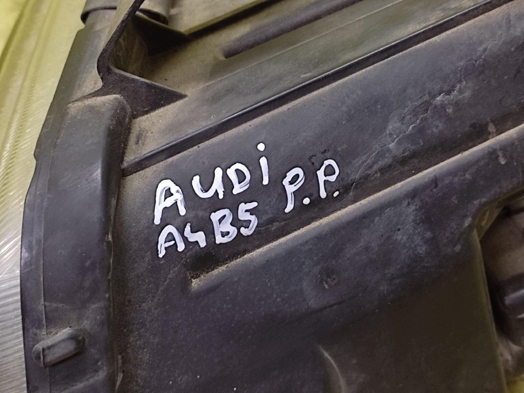 AUDI A4 B5 REFLEKTOR feu droite avant 8D0941004E
