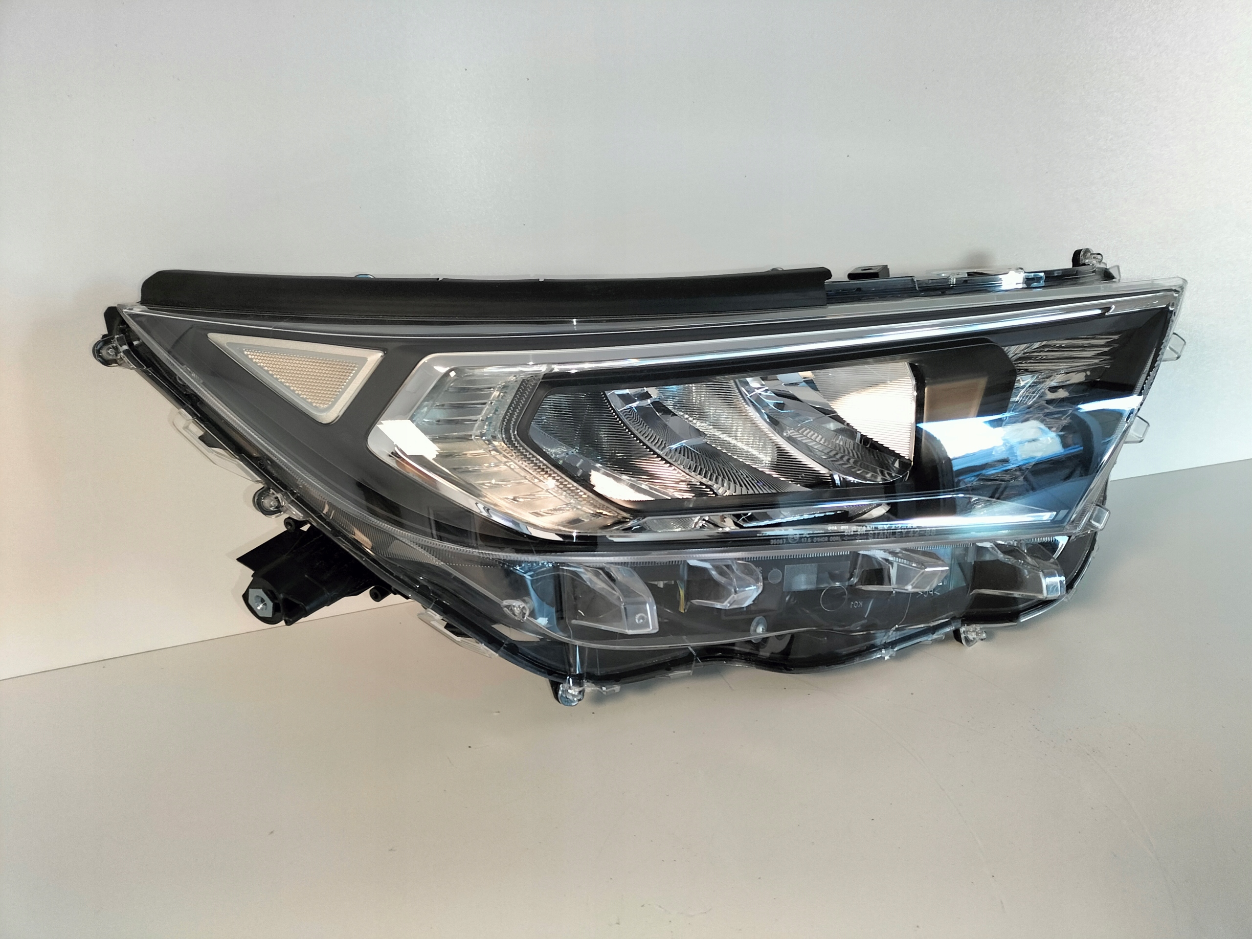 light front reflektor right TOYOTA RAV4 V 18- FULL LED