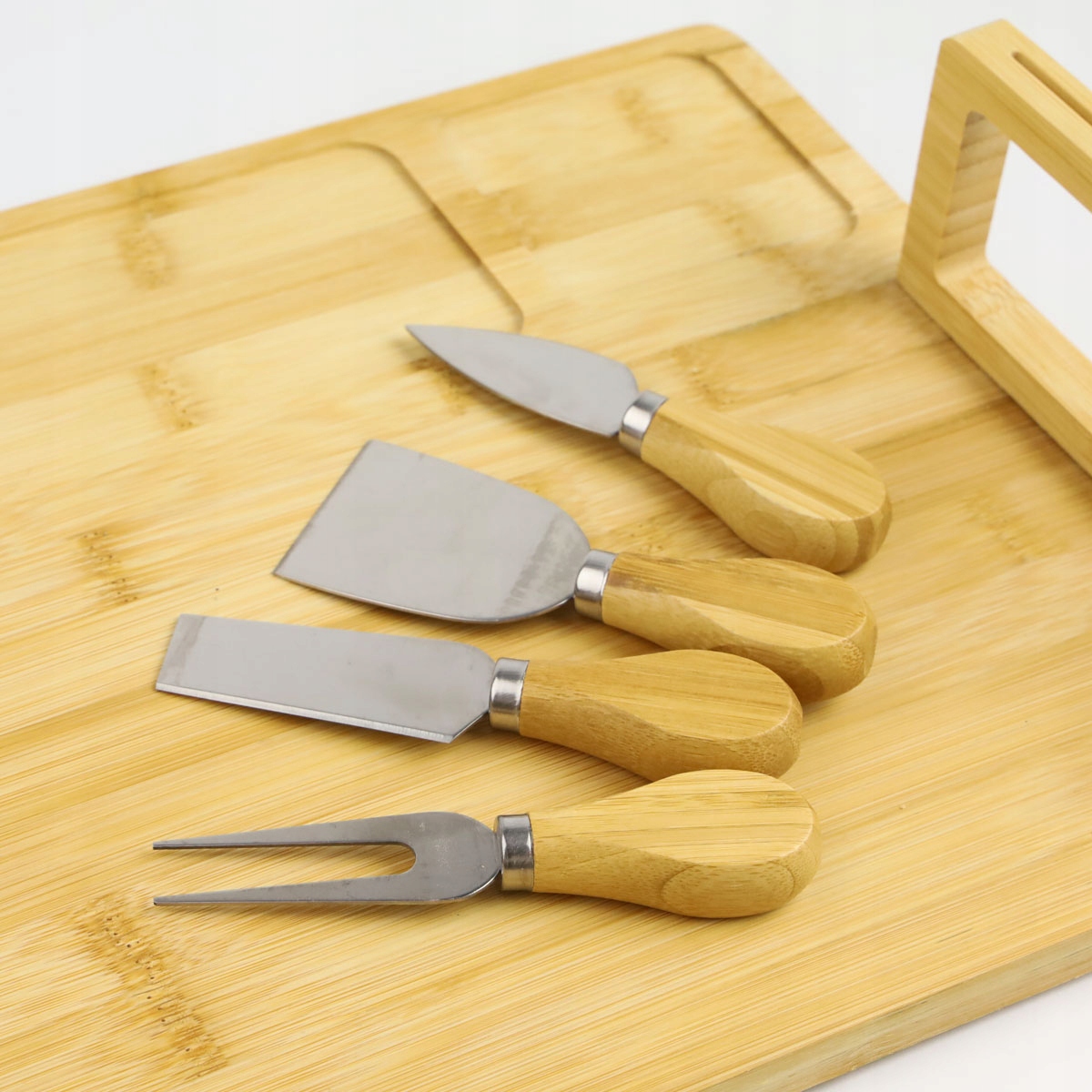 ZESTAW DESKA Z NOŻYKAMI DO SERÓW DO SERWOWANIA MIĘS PRZYSTAWEK BAMBUSOWA Marka Karl Hausmann