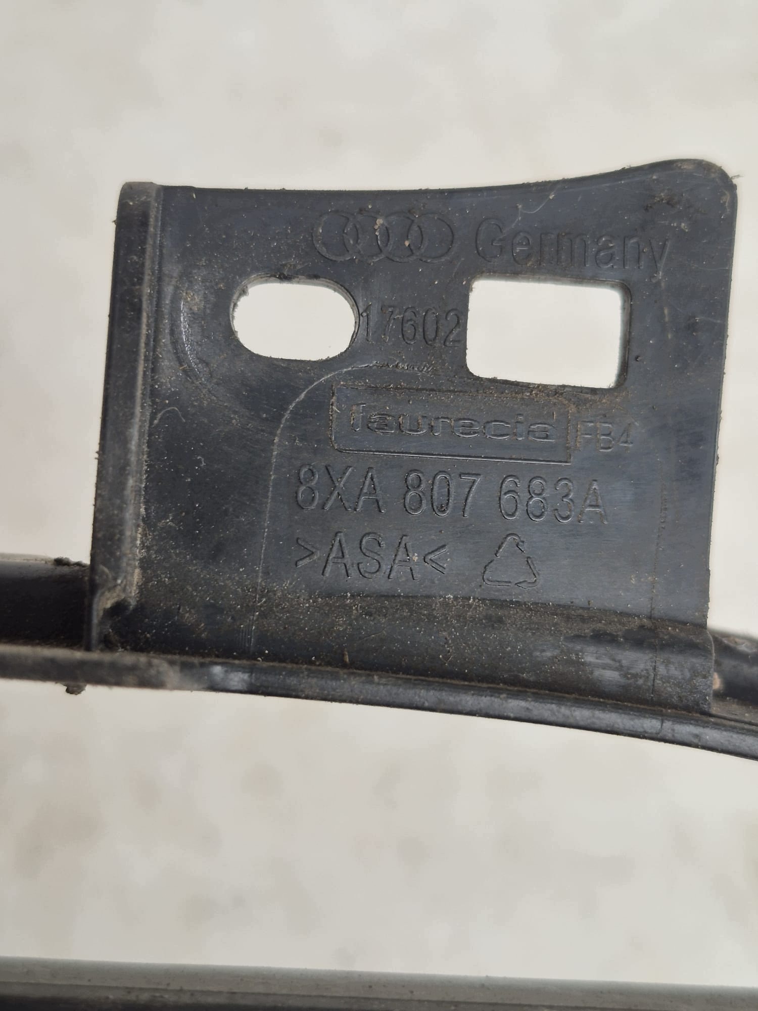 AUDI A1 e 1 8X S-LINE LIFT 14-18 griglia Paraurti medio