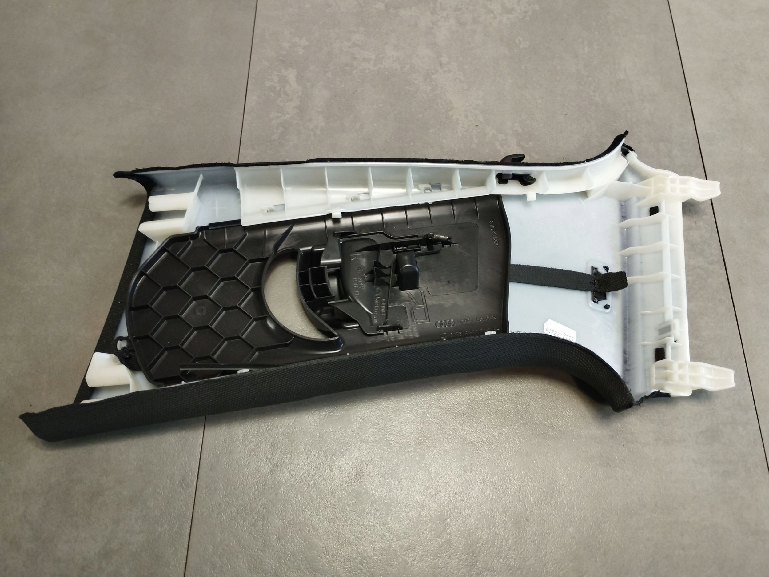 Audi A4 S4 B9 8W cover slupka B upper right 8W0867244E