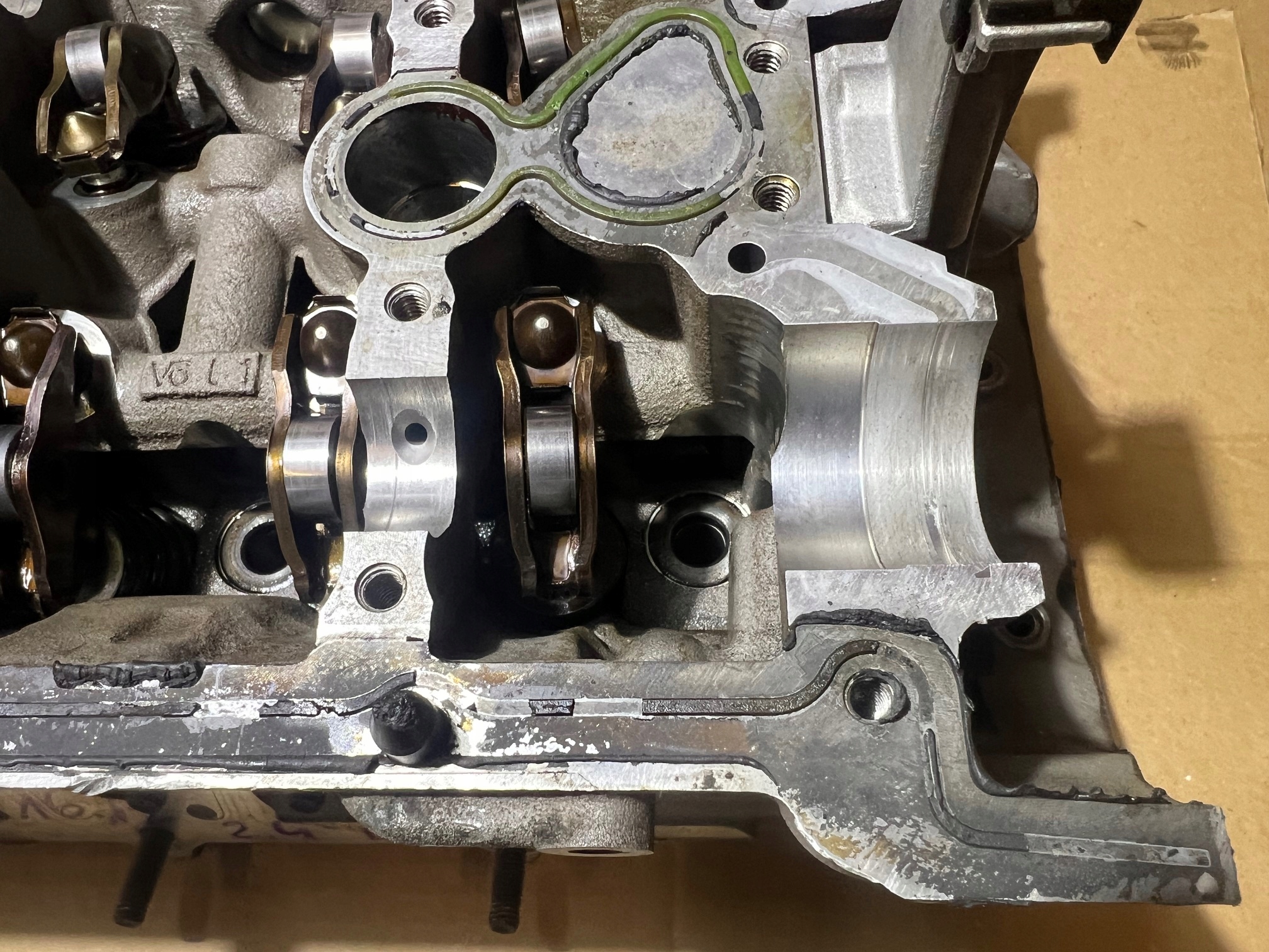 AUDI A6 C6 2.4 V6 BDW head. of the engine left 06E103373D 06E103285C