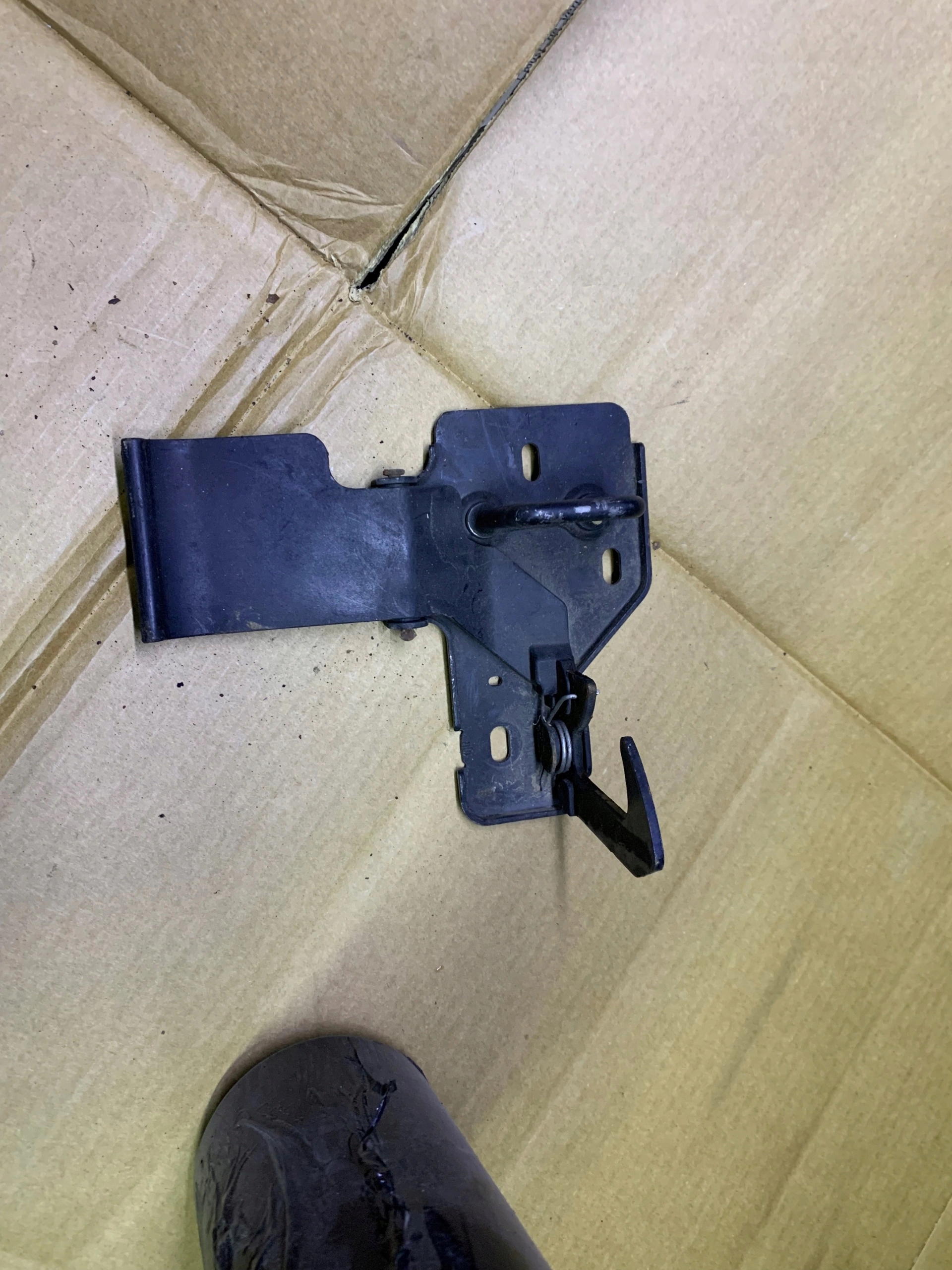 ZAMEK RYGIEL MASKI SEAT IBIZA III 6L0823480C