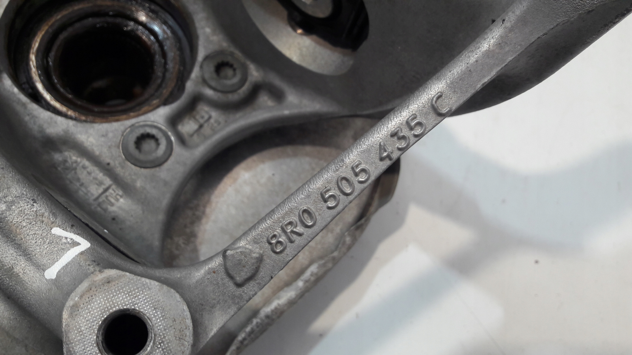 PORSCHE MACAN 95B otoč levý záď čepu 8R0505435C
