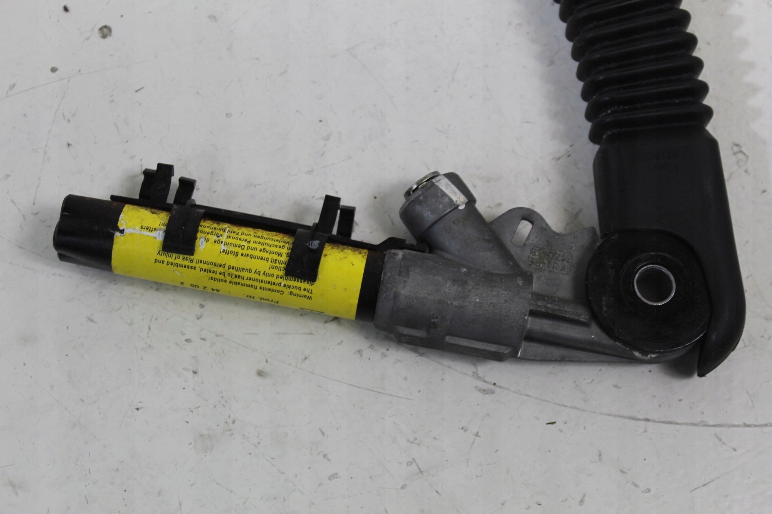 натяжитель ремень безопасности правый перед BMW X3 E83